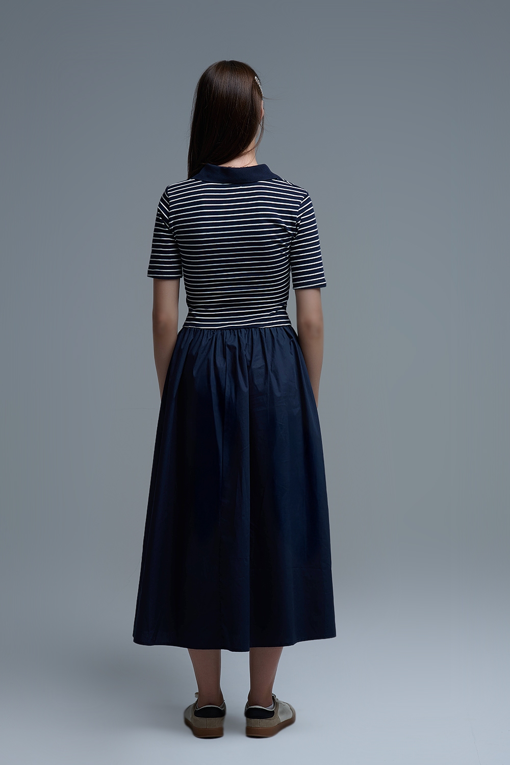 Vestido con top de rayas de polo y falda midi de popel&iacute;n en azul marino