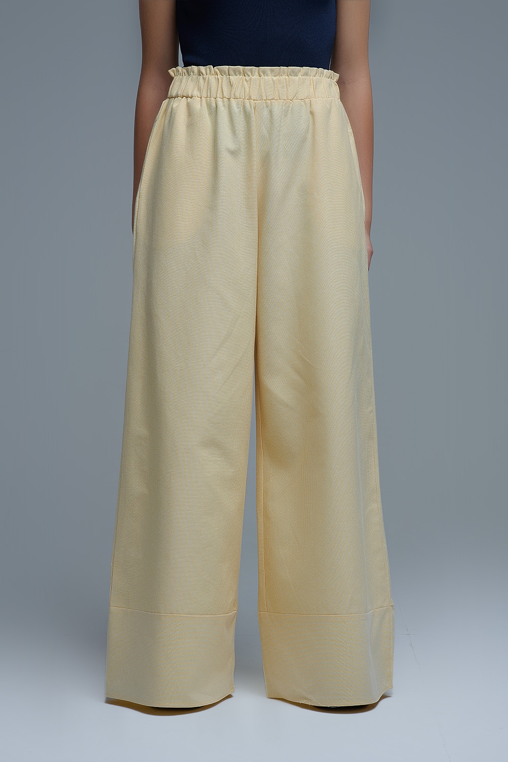 Pantal&oacute;n palazzo amarillo a rayas con pernera extra ancha