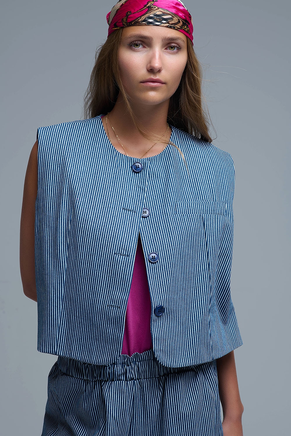 Chaleco de rayas azules y blancas con cuello redondo Chaleco de rayas azules y blancas con cuello redondo