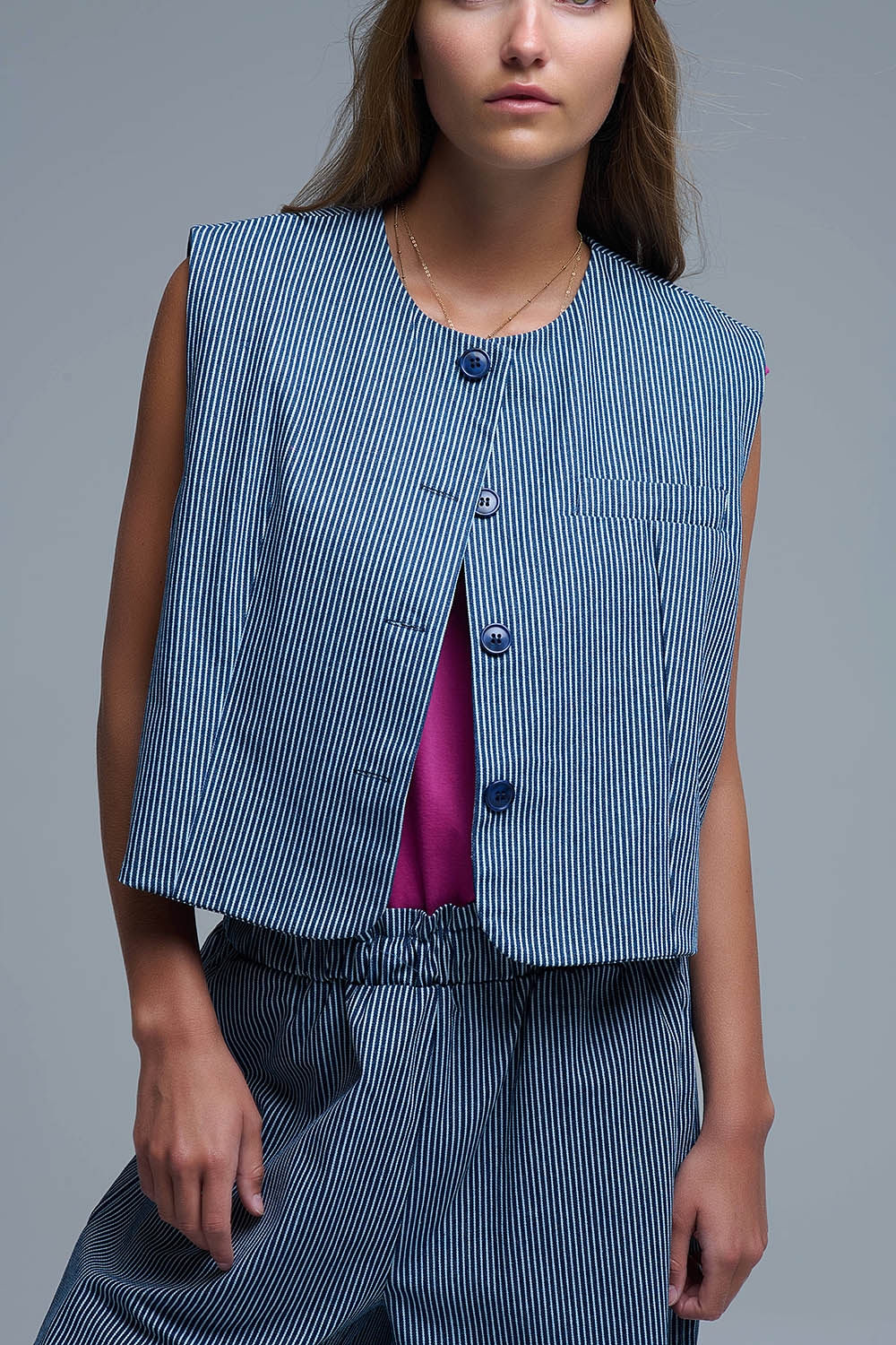 Chaleco de rayas azules y blancas con cuello redondo Chaleco de rayas azules y blancas con cuello redondo