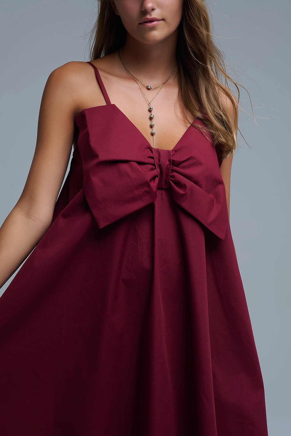 Minivestido de popelina burdeos con detalle de gran lazo Minivestido de popelina burdeos con detalle de gran lazo