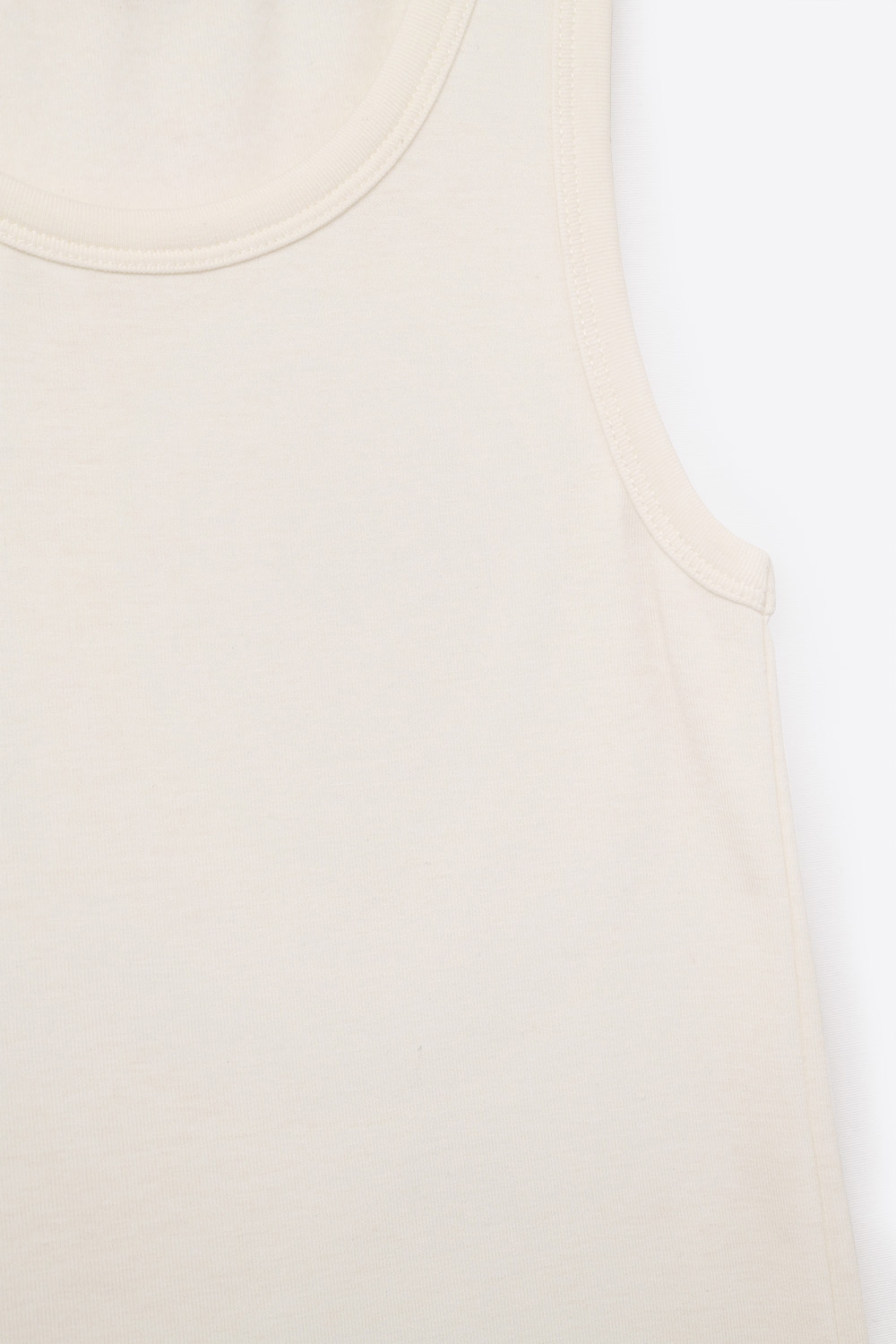 Camiseta básica de punto supersuave en color crema Camiseta básica de punto supersuave en color crema