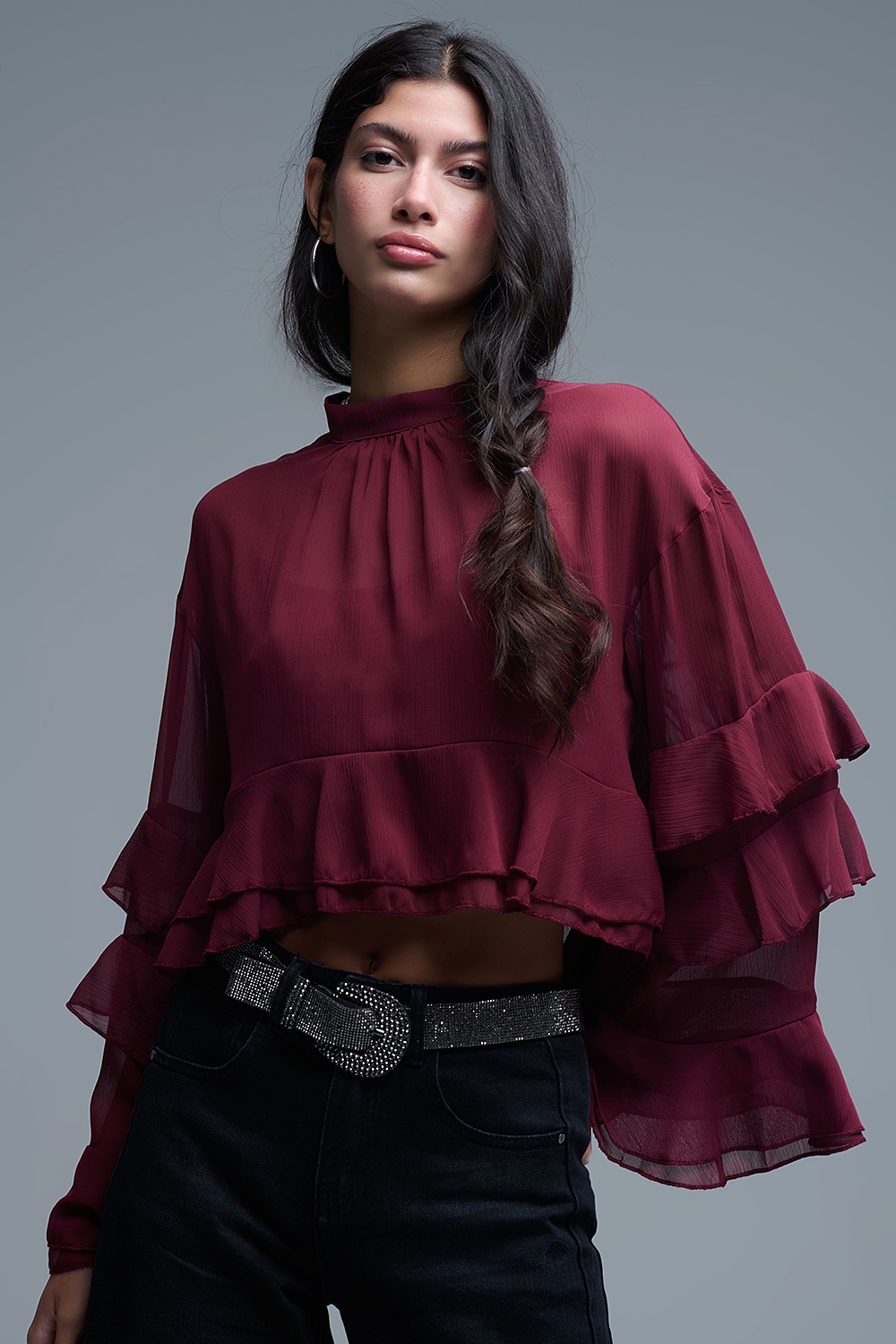 Blusa de gasa con volantes estilo capa en color burdeos