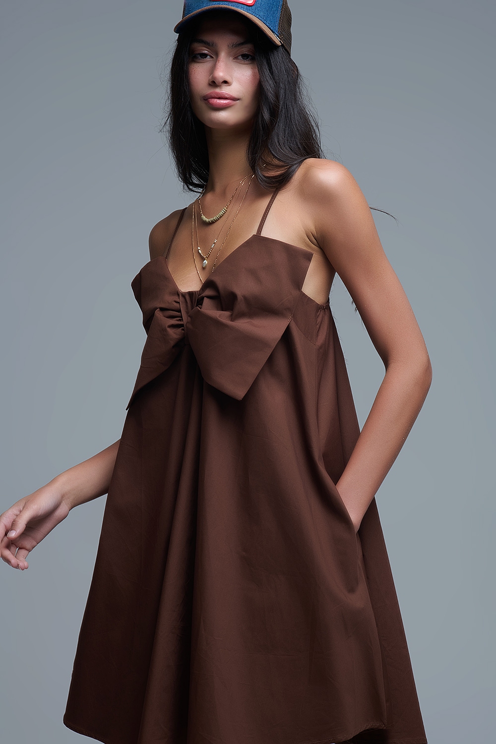 Minivestido de popelina marrón con detalle de gran lazo Minivestido de popelina marrón con detalle de gran lazo