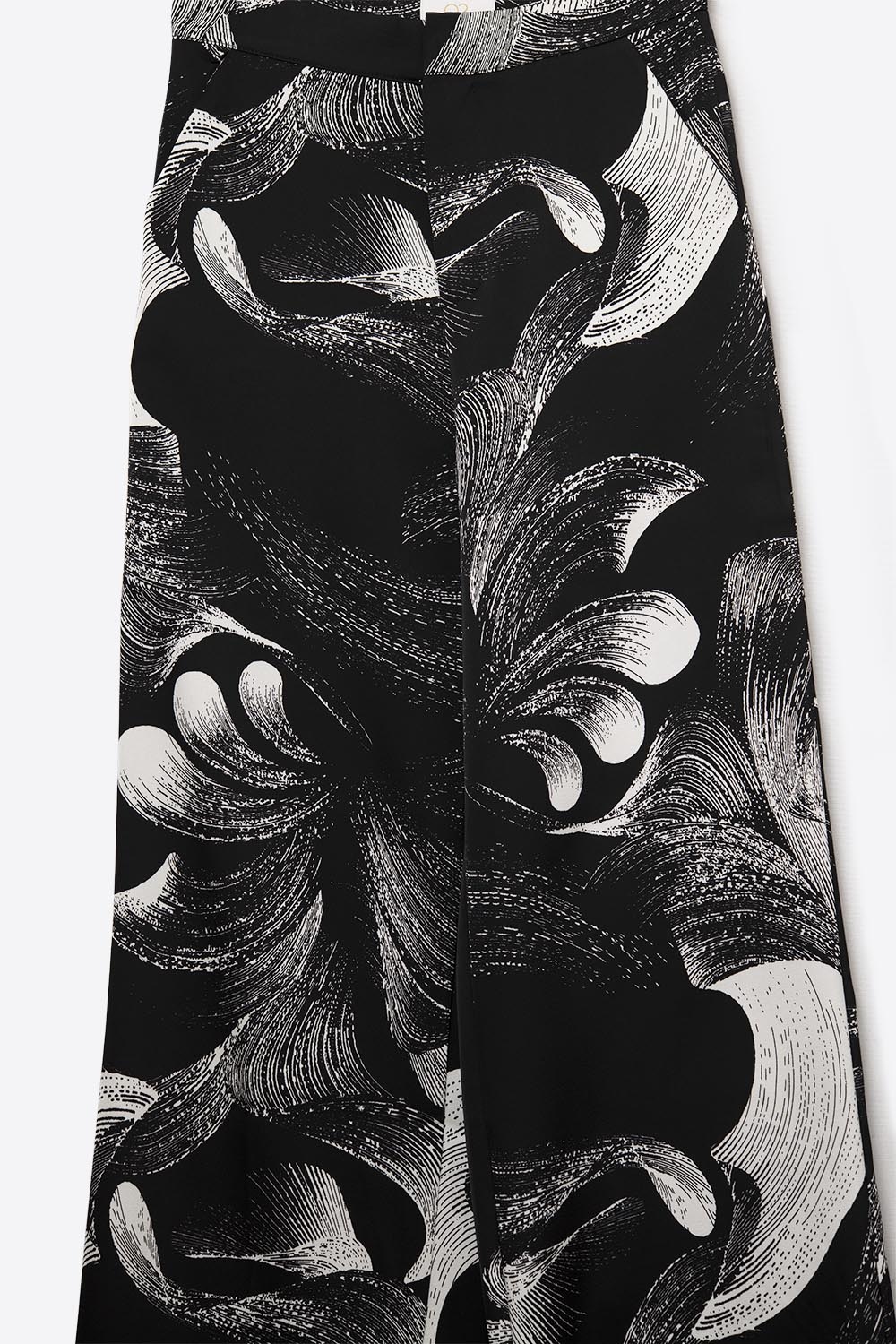 Elegante pantalón negro estampado de pata ancha en tejido satinado Elegante pantalón negro estampado de pata ancha en tejido satinado