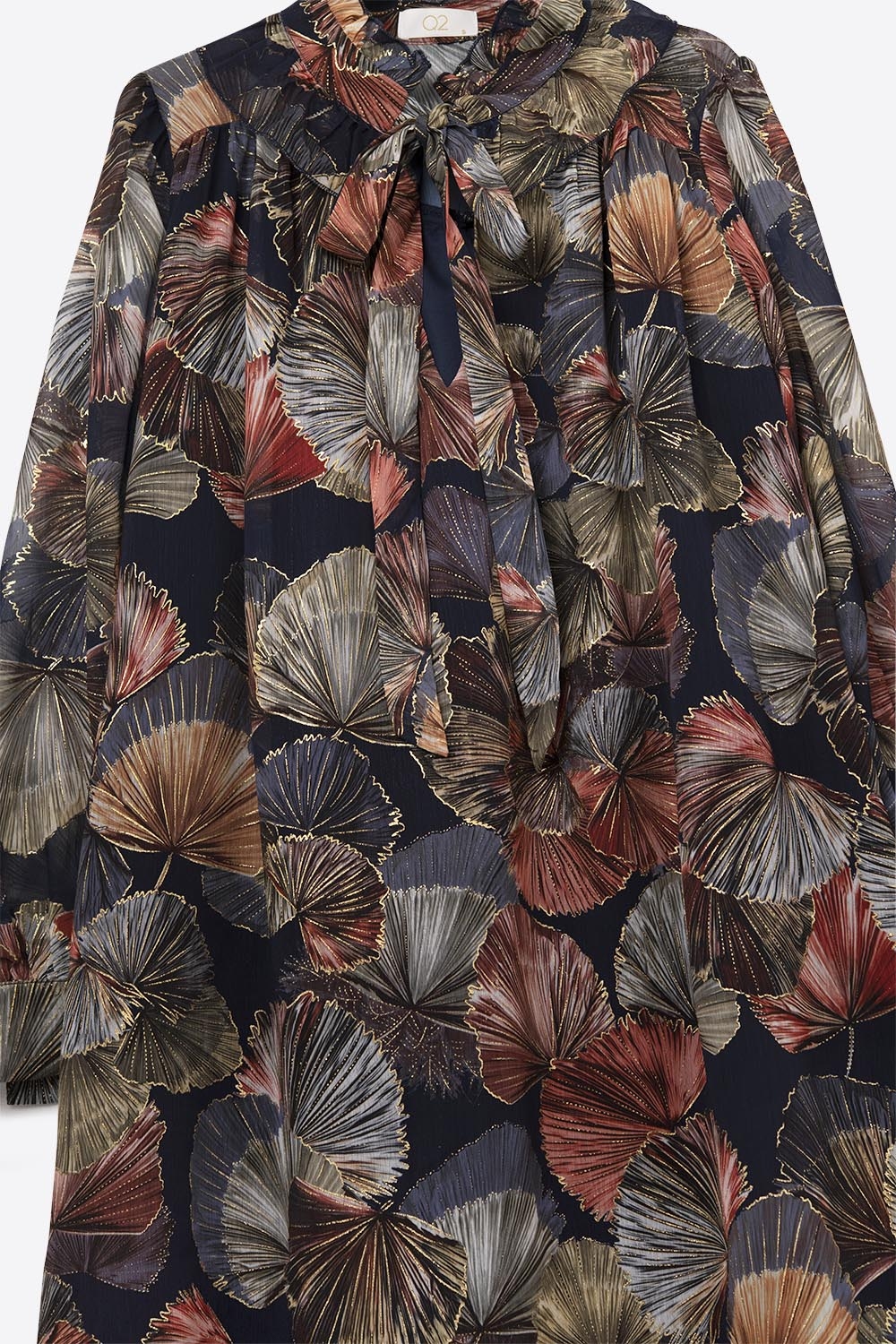 Elegante vestido floral con cuello de corbata y l&iacute;nea A