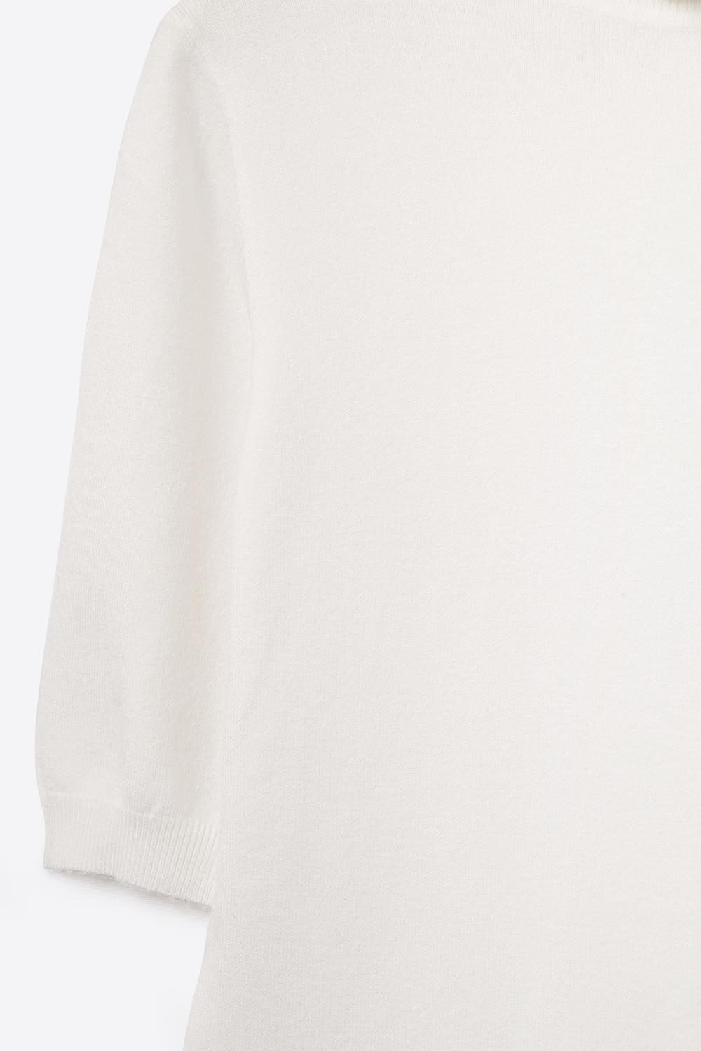 Jersey de punto fino en blanco con cuello alto y mangas al codo Jersey de punto fino en blanco con cuello alto y mangas al codo