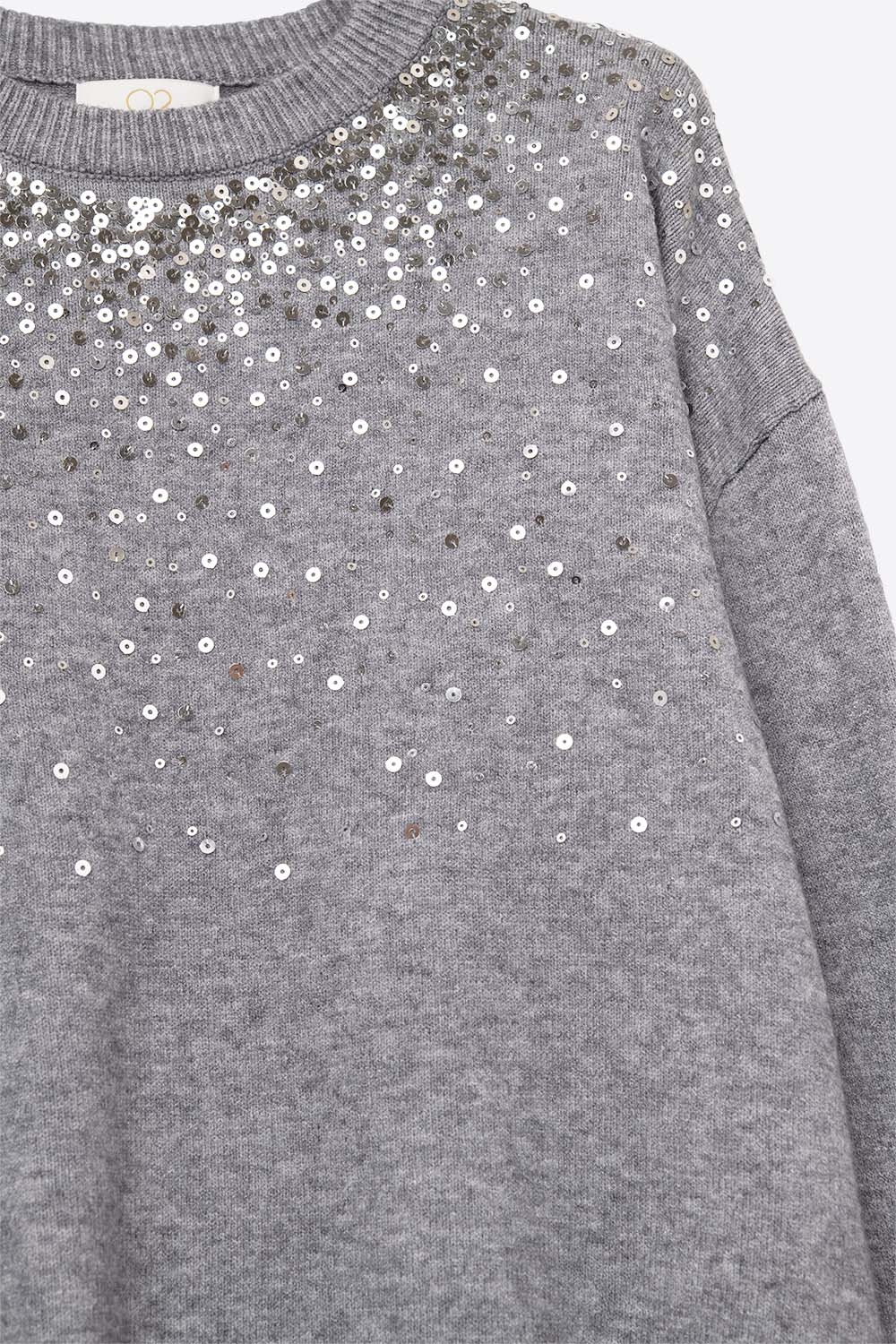 Jersey de punto suave gris adornado con lentejuelas en la parte delantera