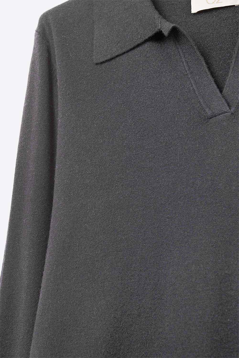 Cuello de polo tejido negro con escote en V sin tapeta de botones