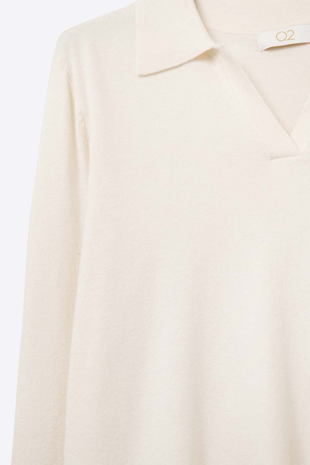 Cuello polo de punto con escote en V sin tapeta en blanco