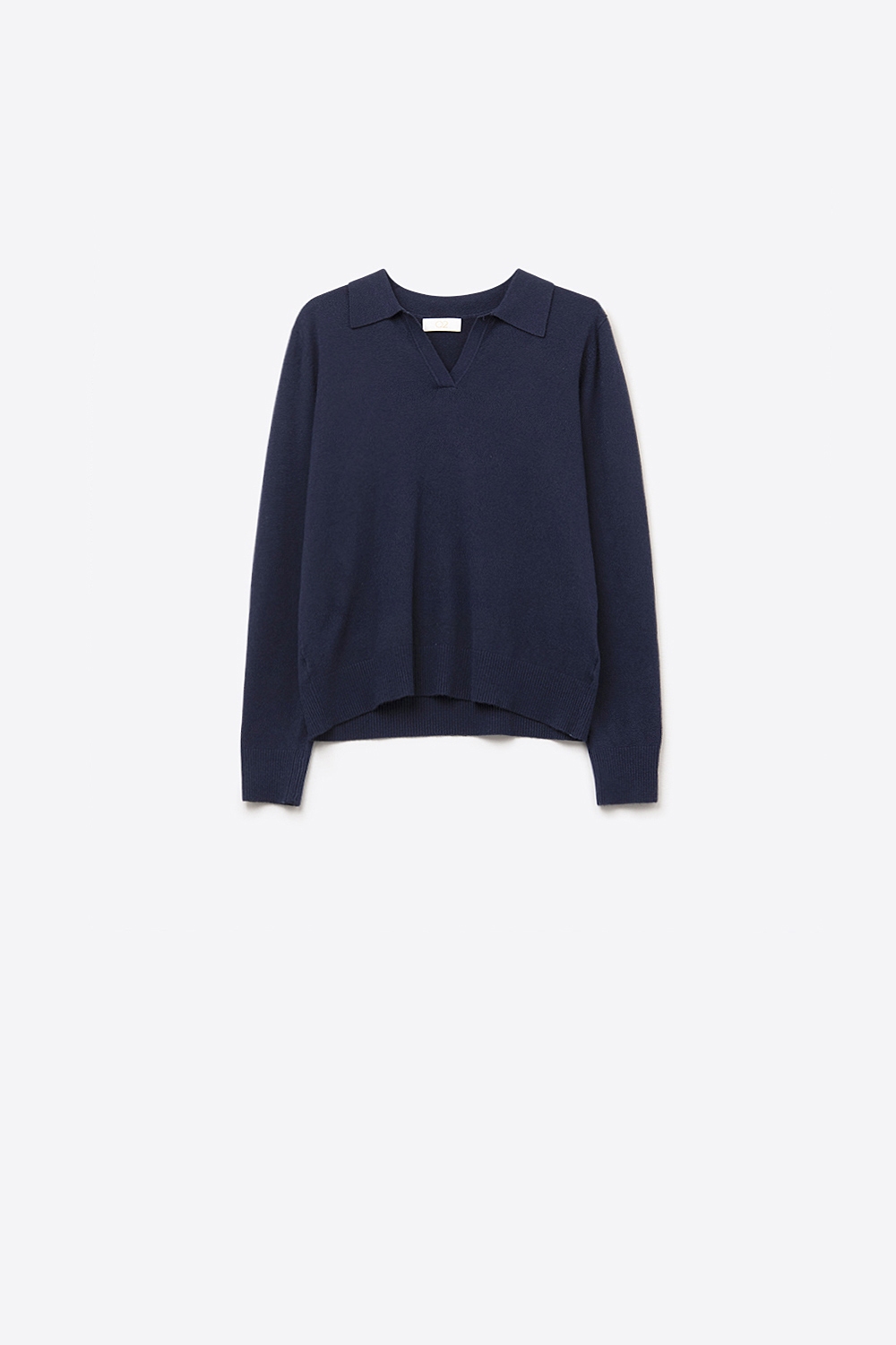 Cuello de polo tejido en azul marino con escote en V sin tapeta de botones