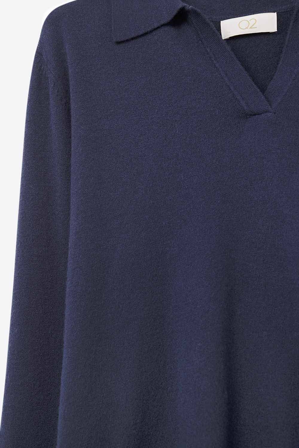 Cuello de polo tejido en azul marino con escote en V sin tapeta de botones