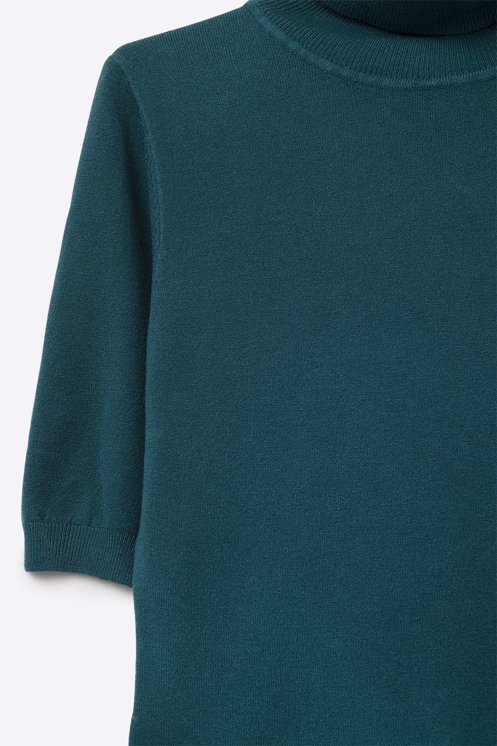 Jersey de punto fino en verde con cuello alto y mangas al codo Jersey de punto fino en verde con cuello alto y mangas al codo