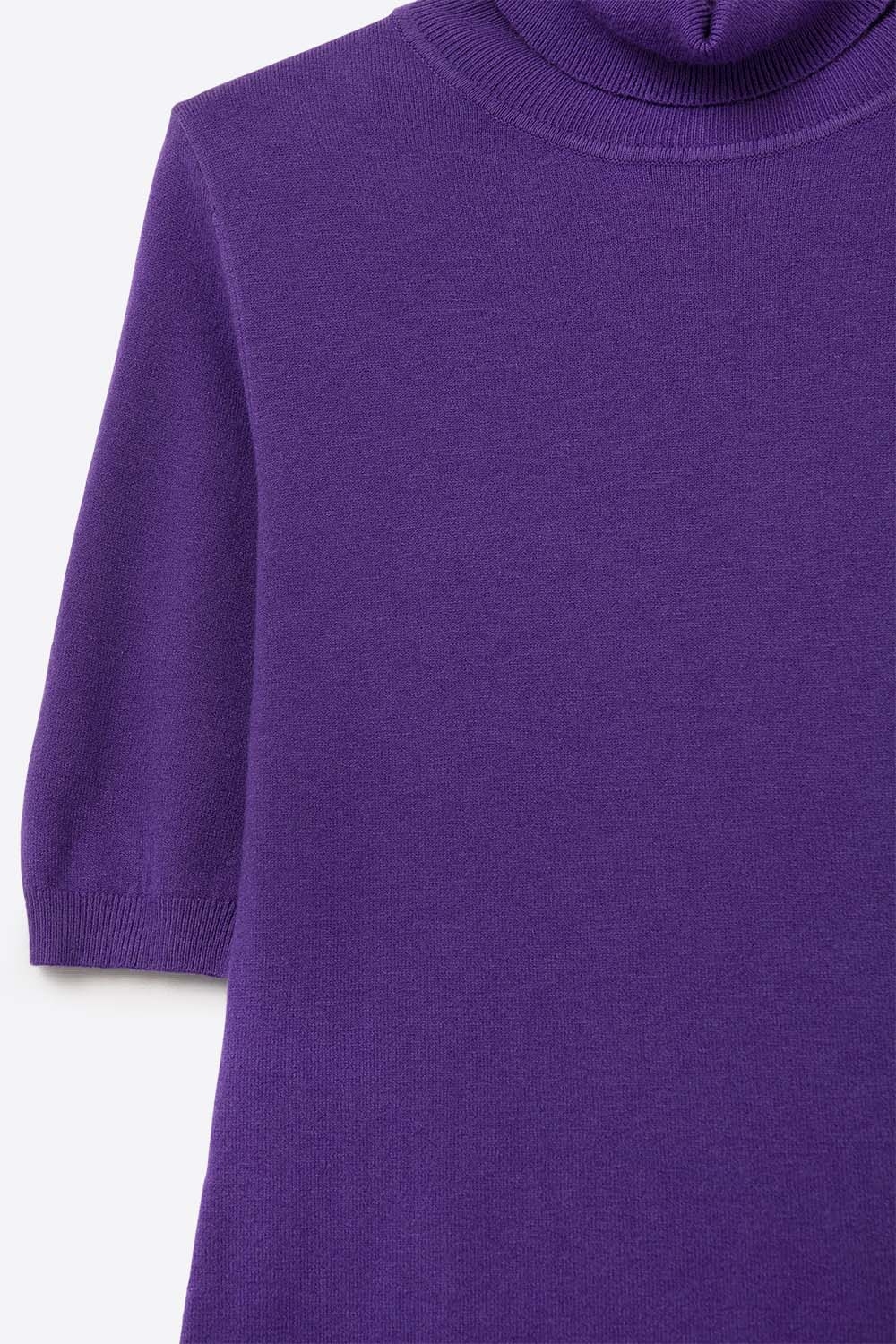 Jersey de punto fino en color morado con cuello alto y mangas al codo Jersey de punto fino en color morado con cuello alto y mangas al codo