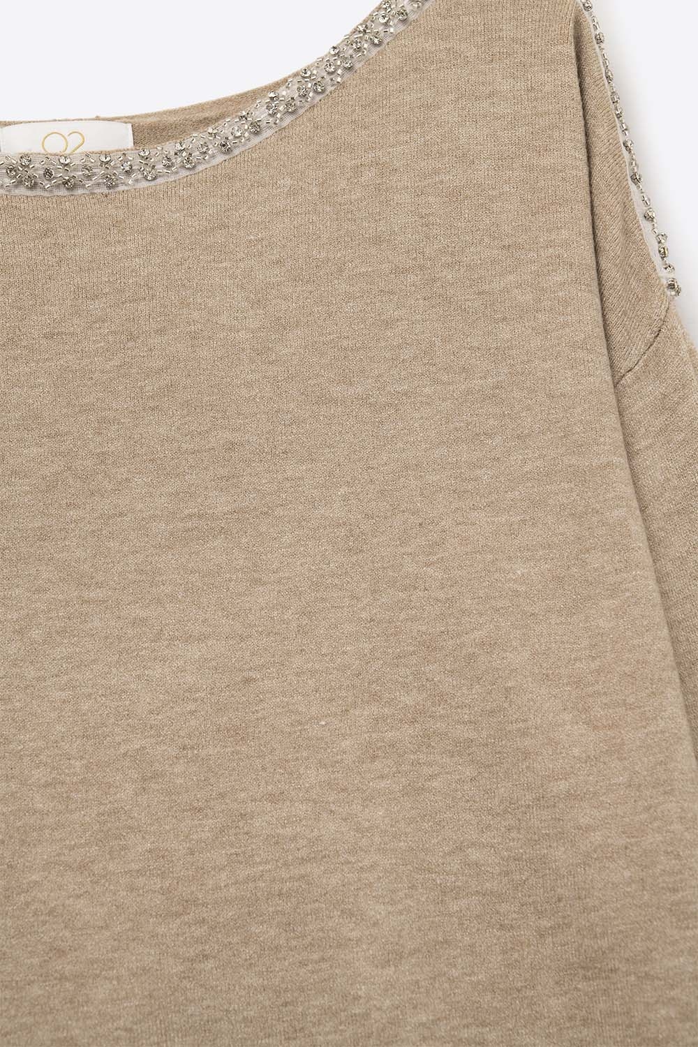 jersey beige de punto fino con cuello barco y detalle de strass jersey beige de punto fino con cuello barco y detalle de strass
