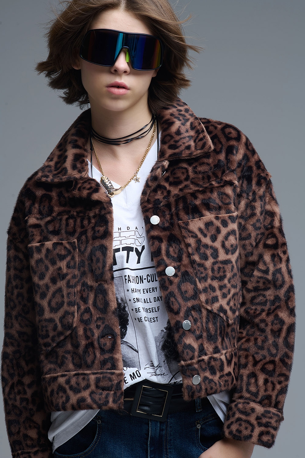 Chaqueta abotonada de felpa sint&eacute;tica con atrevido estampado de leopardo