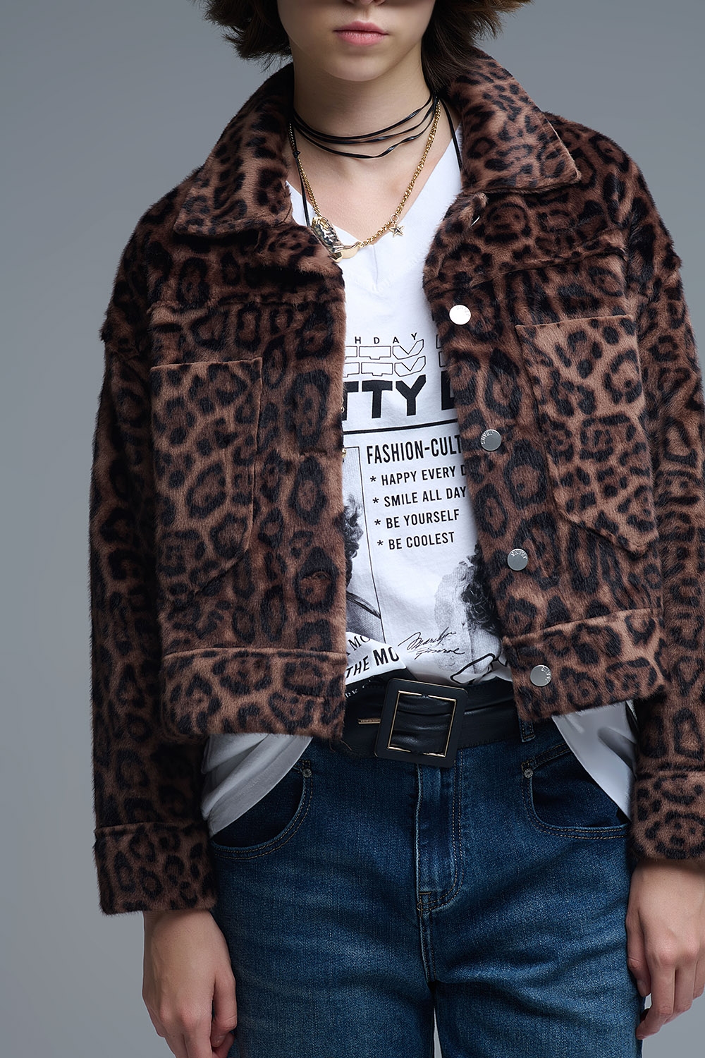 Chaqueta abotonada de felpa sint&eacute;tica con atrevido estampado de leopardo