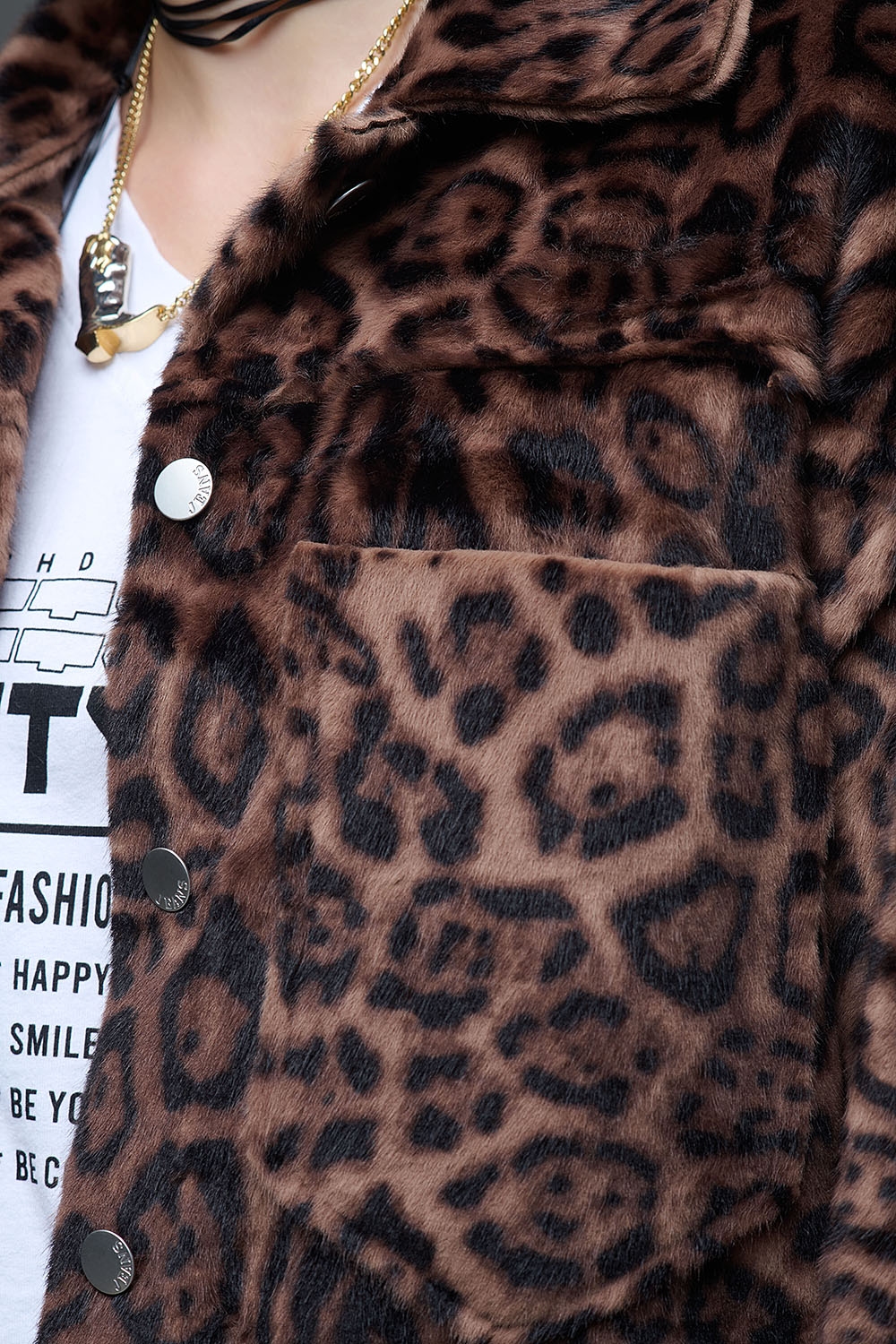 Chaqueta abotonada de felpa sint&eacute;tica con atrevido estampado de leopardo