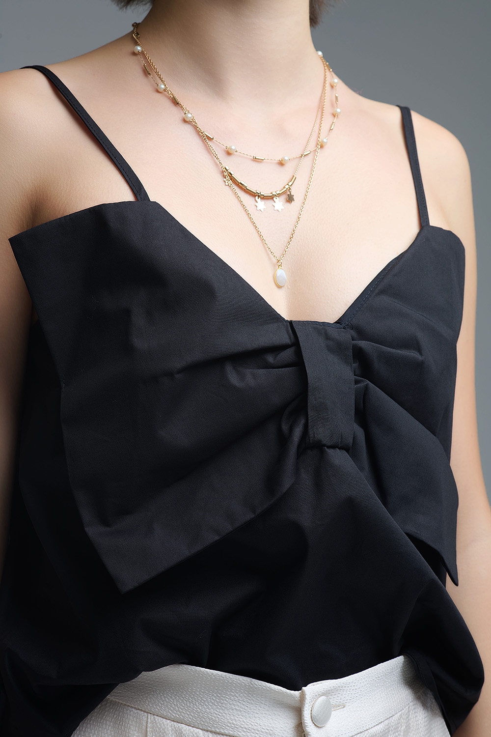 Top negro de popelina con detalle de lazo Top negro de popelina con detalle de lazo