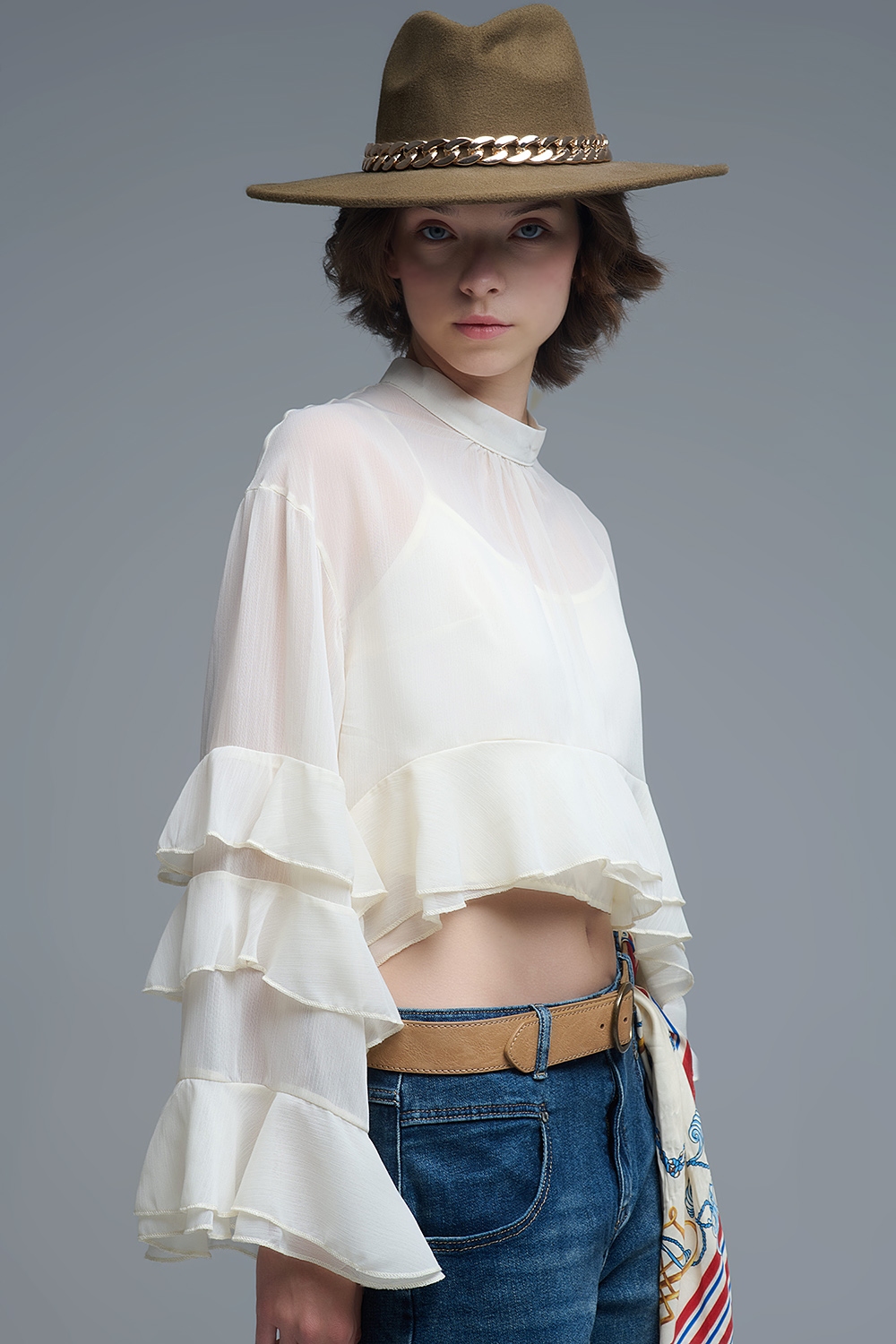 Blusa de gasa con volantes estilo capa color beige