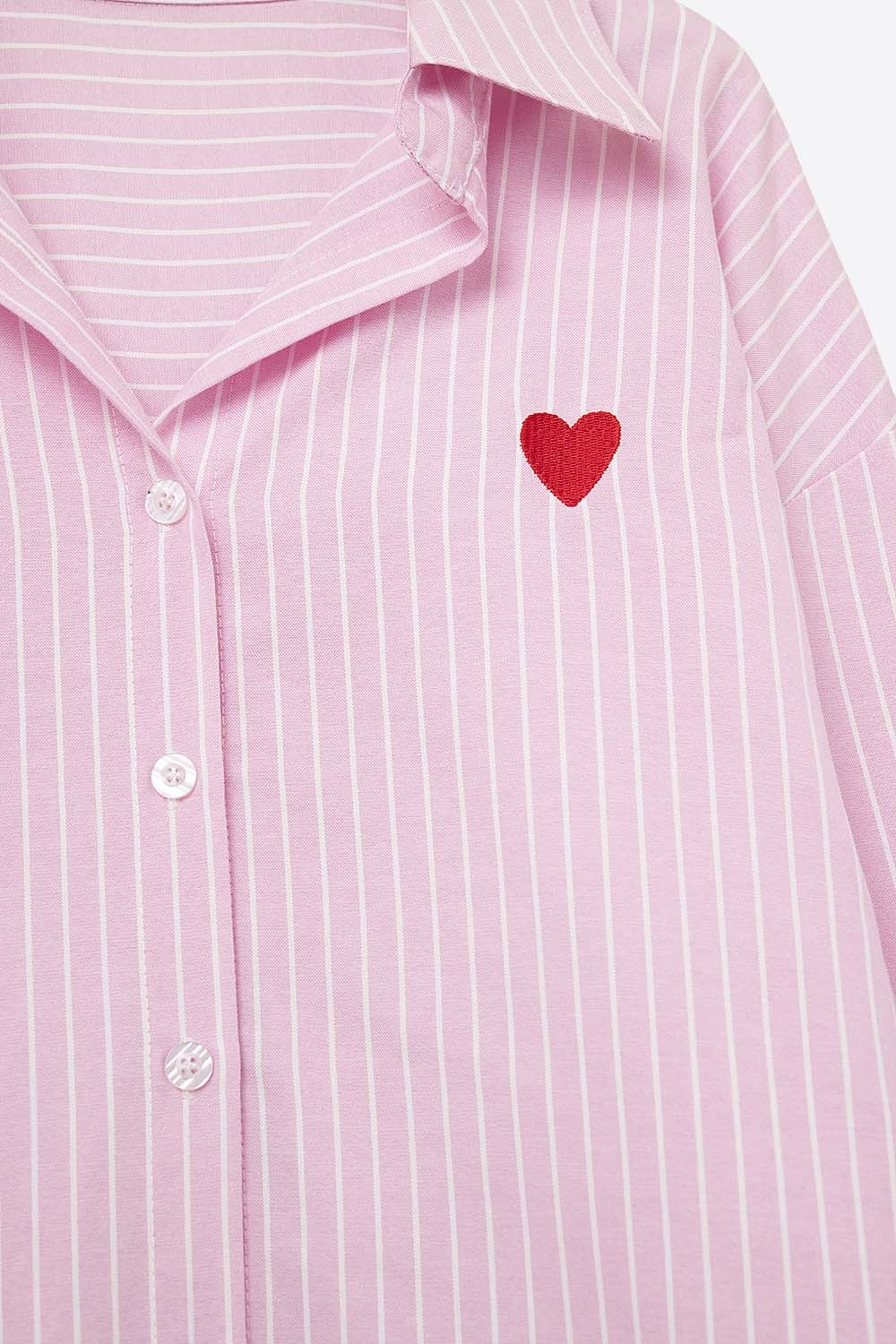 Camisa de rayas rosa con bordado de corazón rojo Camisa de rayas rosa con bordado de corazón rojo
