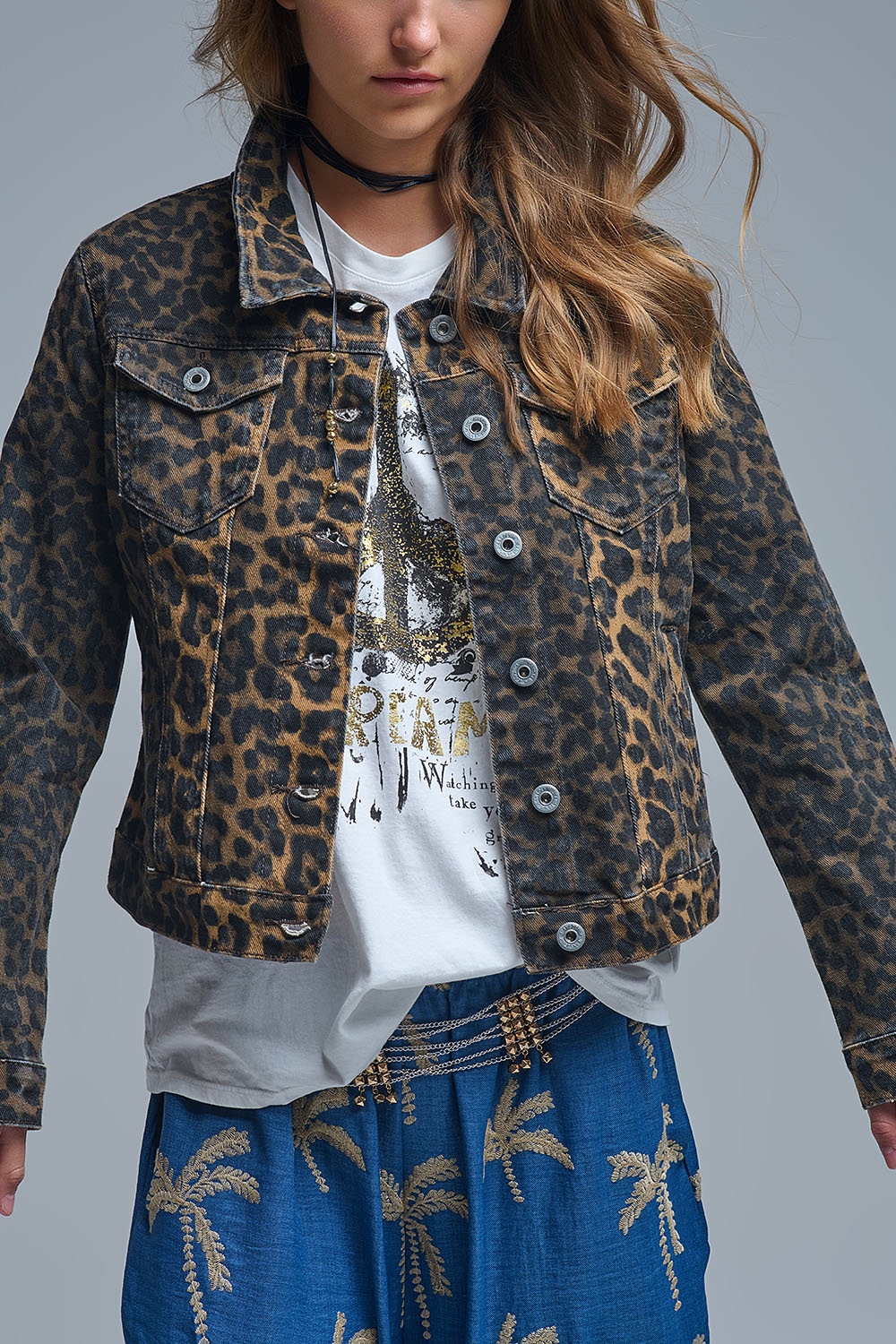 Chaqueta vaquera con estampado de leopardo en tejido vaquero