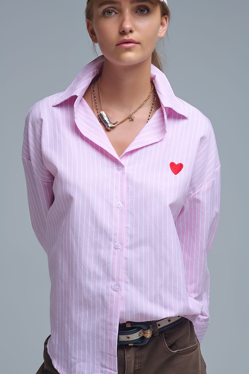 Camisa de rayas rosa con bordado de corazón rojo Camisa de rayas rosa con bordado de corazón rojo