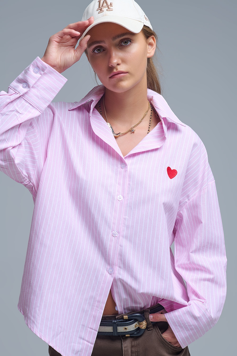 Camisa de rayas rosa con bordado de corazón rojo Camisa de rayas rosa con bordado de corazón rojo
