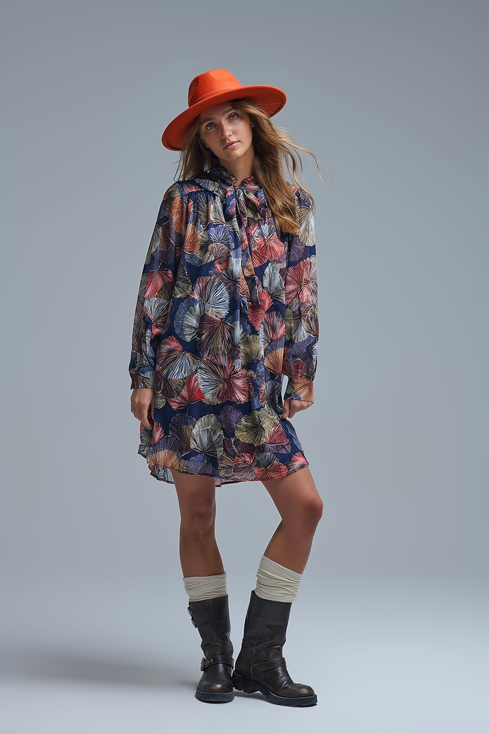 Elegante vestido floral con cuello de corbata y l&iacute;nea A