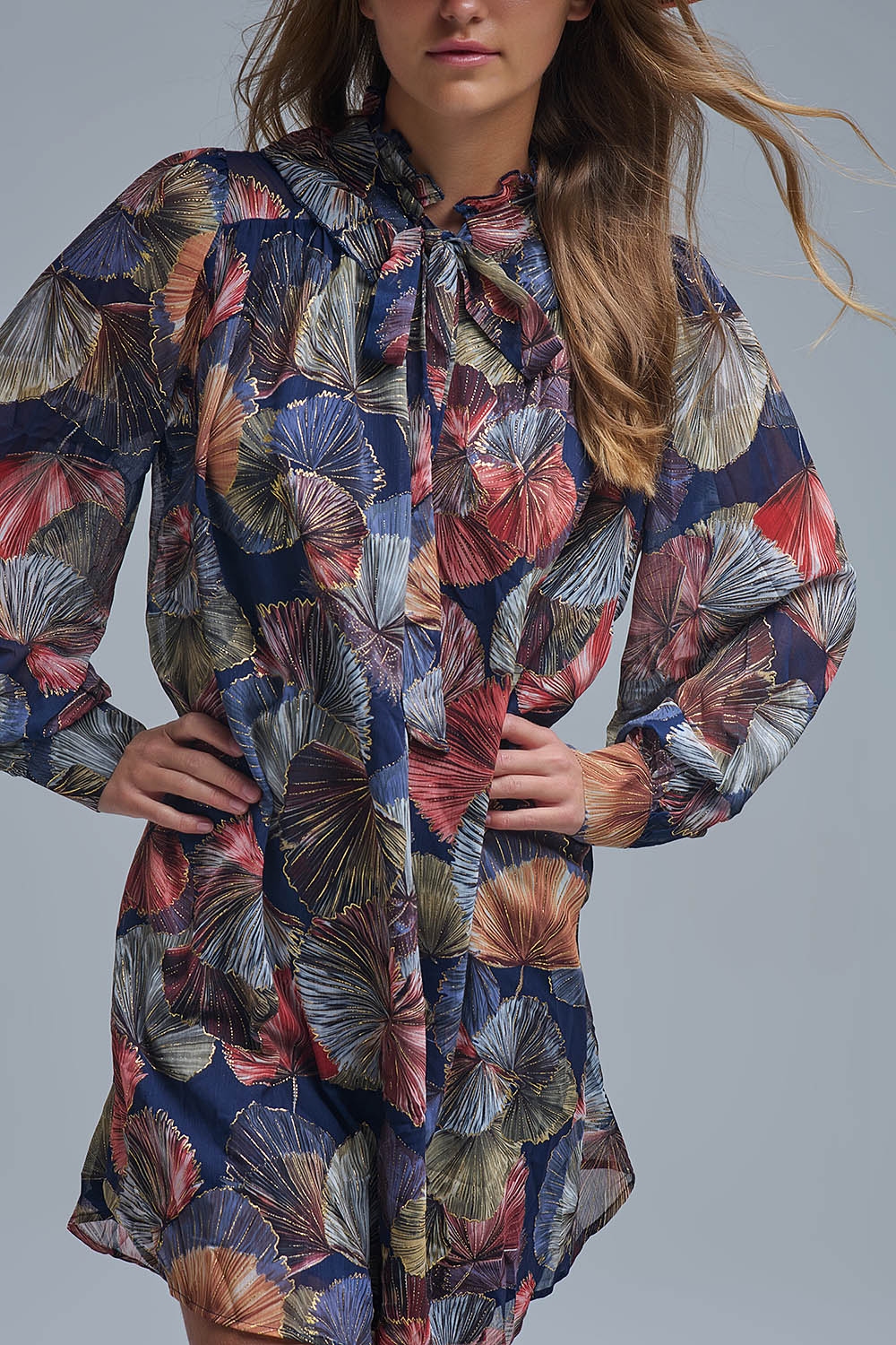 Elegante vestido floral con cuello de corbata y l&iacute;nea A