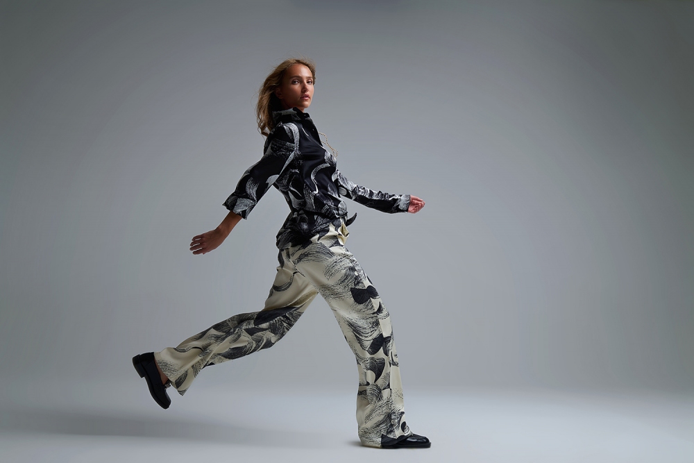 Elegante pantal&oacute;n ancho estampado en color crema