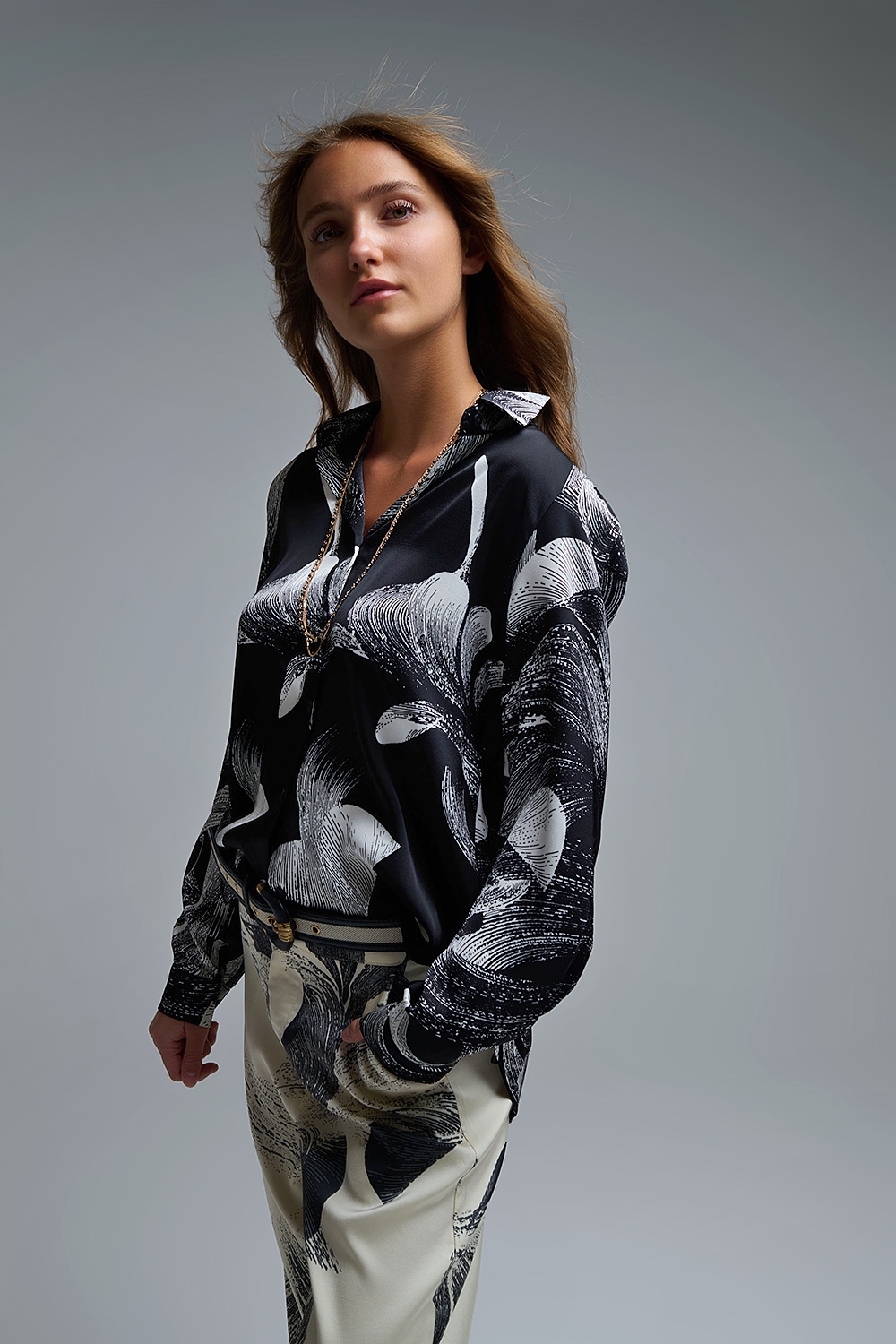 Blusa negra de satén con estampado abstracto Blusa negra de satén con estampado abstracto