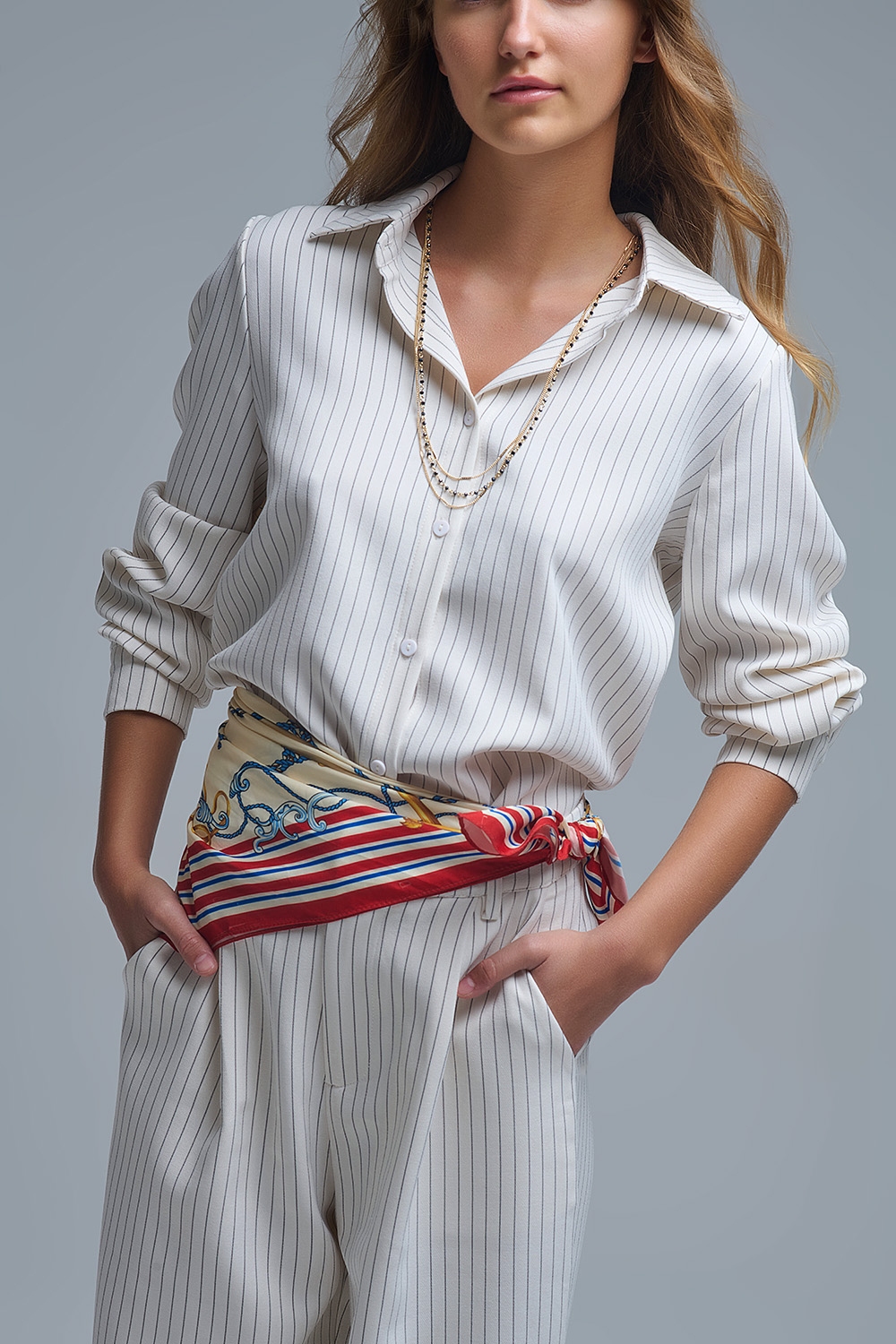 Sofisticada camisa a rayas crema de cuello alto Sofisticada camisa a rayas crema de cuello alto