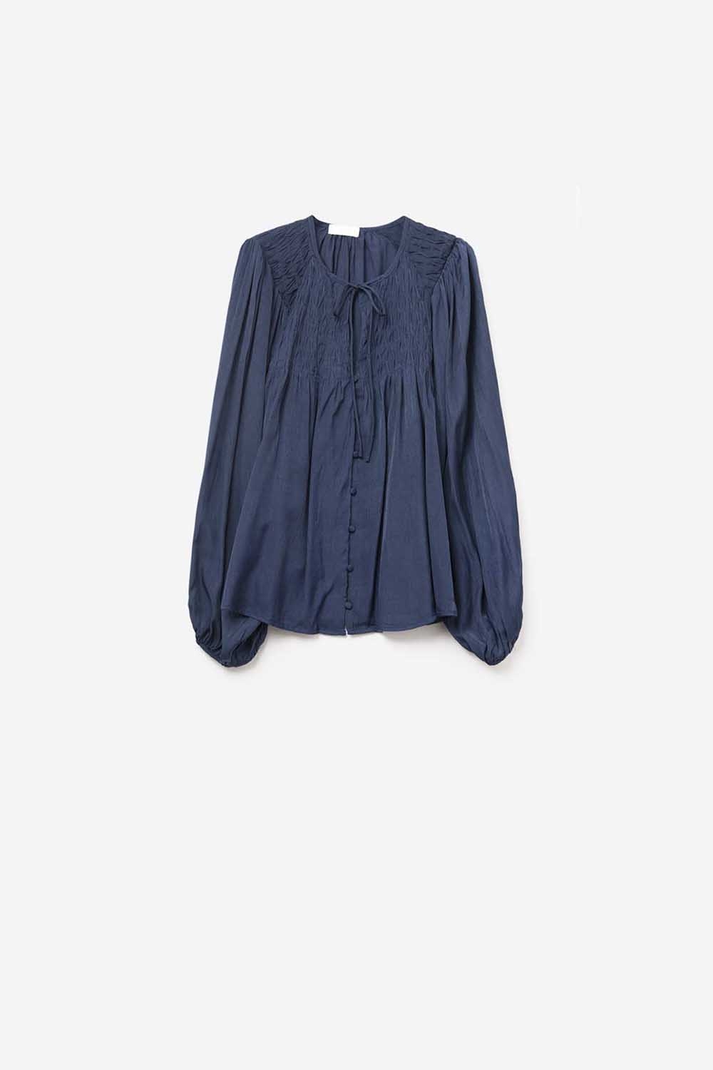 Elegante camisa de satén azul con encaje Elegante camisa de satén azul con encaje