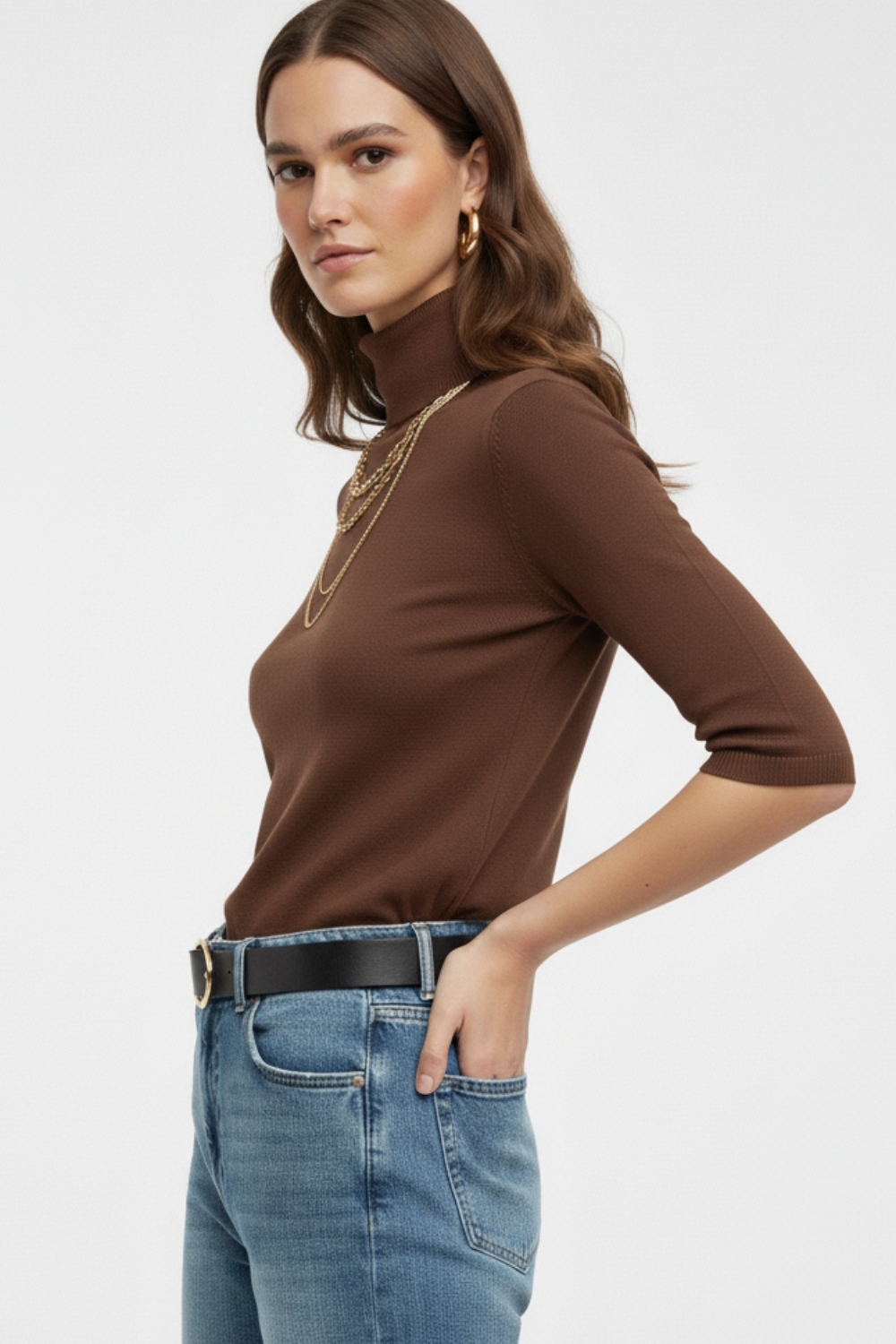 Jersey de punto fino en marrón con cuello alto y mangas al codo Jersey de punto fino en marrón con cuello alto y mangas al codo