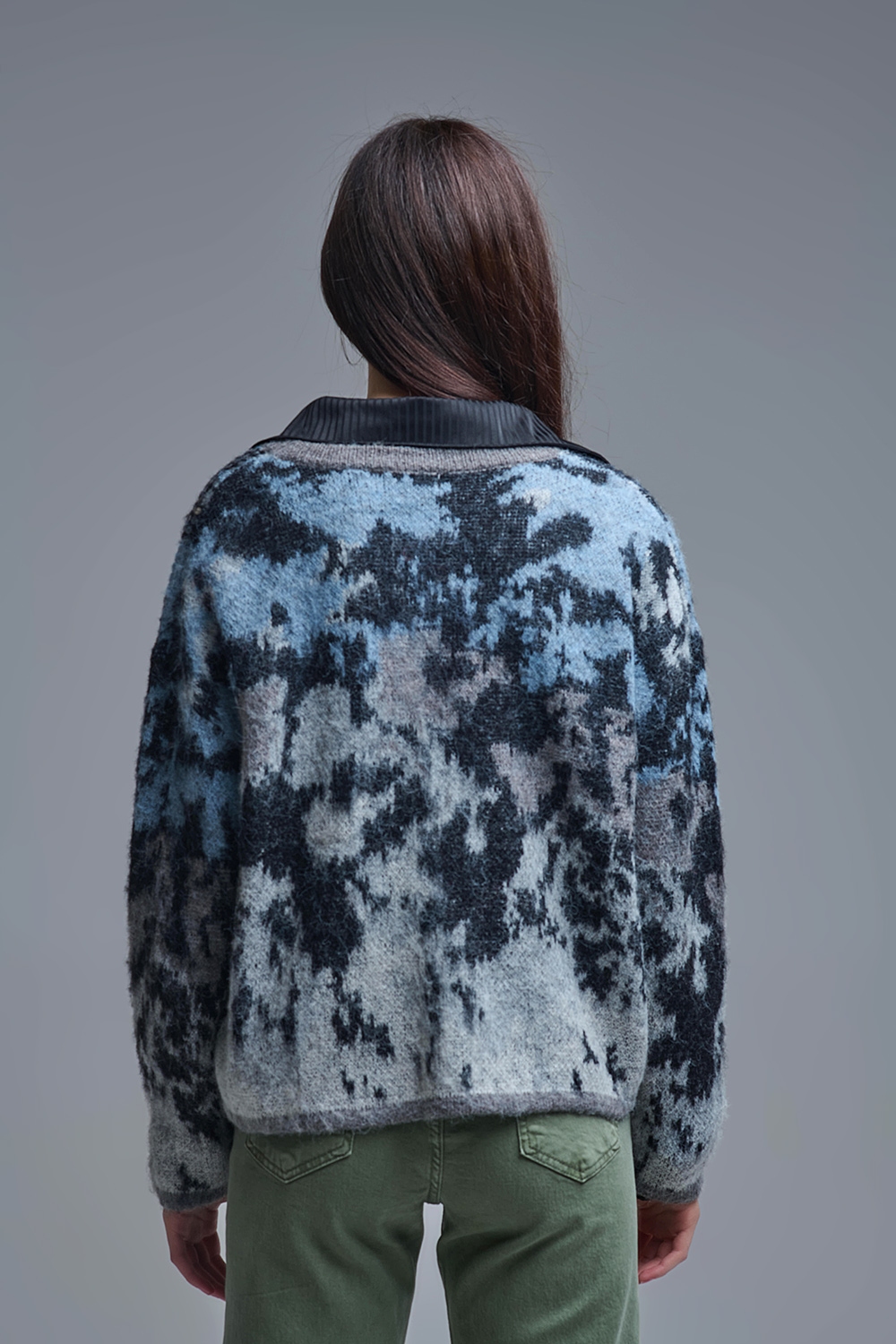 Elegante chaqueta de punto gris con estampado abstracto de lentejuelas Elegante chaqueta de punto gris con estampado abstracto de lentejuelas