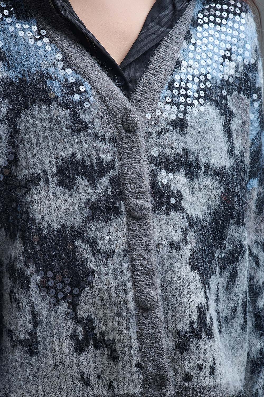 Elegante chaqueta de punto gris con estampado abstracto de lentejuelas Elegante chaqueta de punto gris con estampado abstracto de lentejuelas