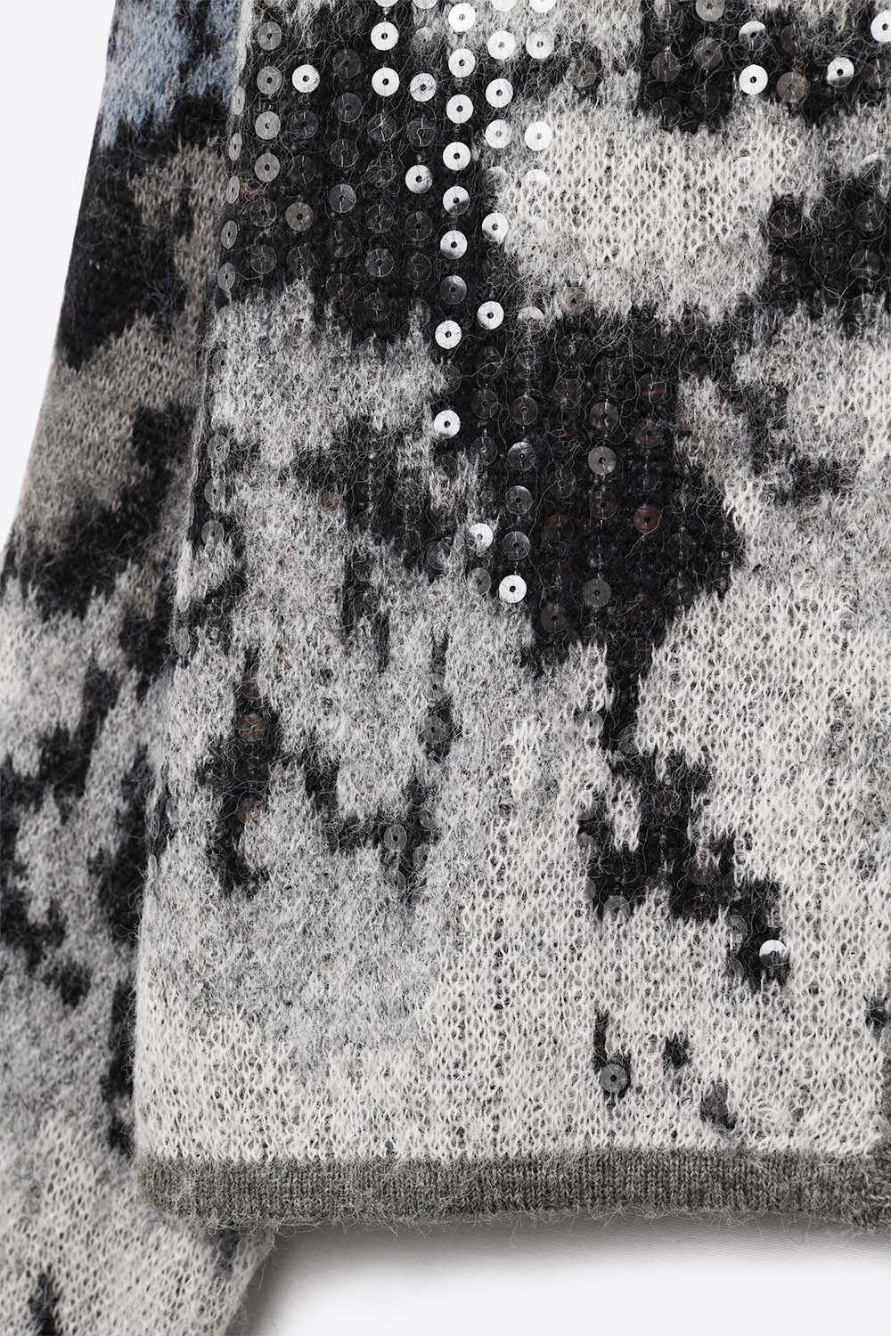 Elegante chaqueta de punto gris con estampado abstracto de lentejuelas Elegante chaqueta de punto gris con estampado abstracto de lentejuelas