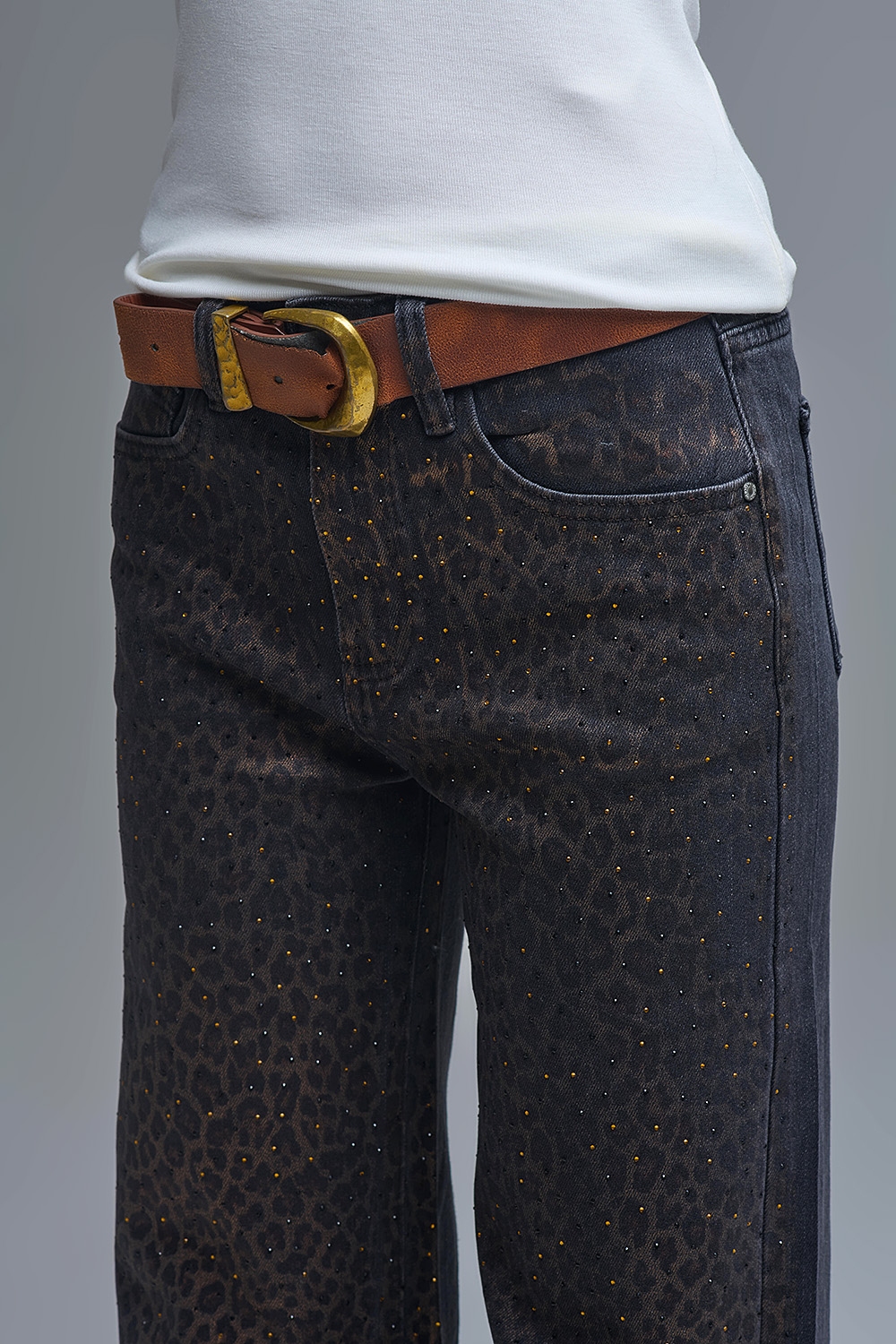 Vaqueros rectos negros con estampado de leopardo y detalle de strass Vaqueros rectos negros con estampado de leopardo y detalle de strass