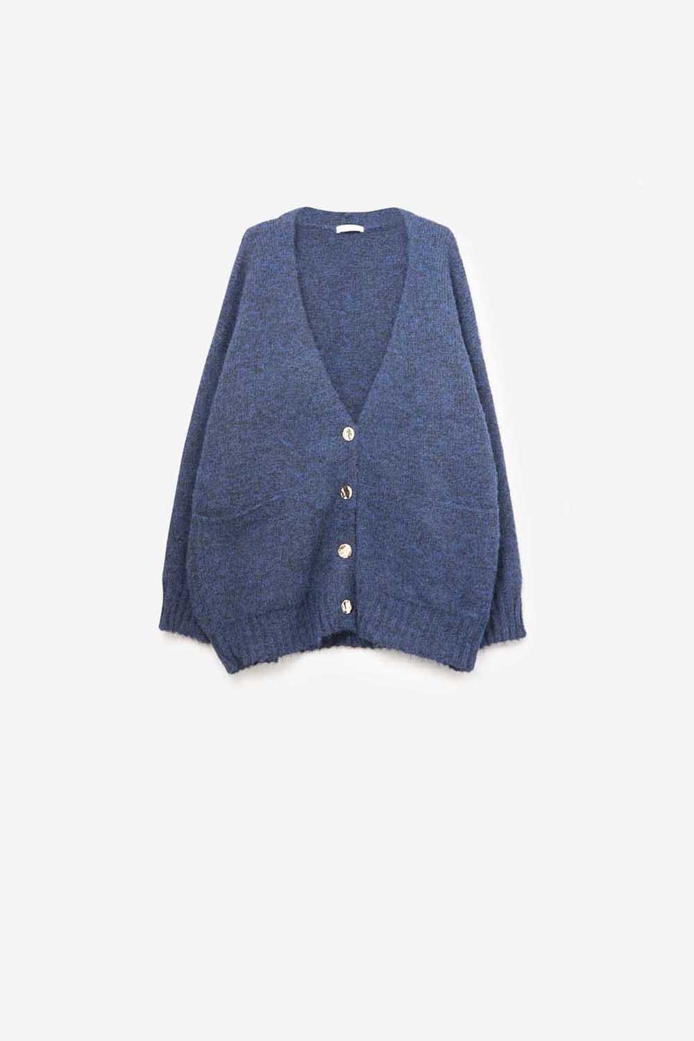 C&aacute;rdigan oversize en azul marino con botones y bolsillos dorados