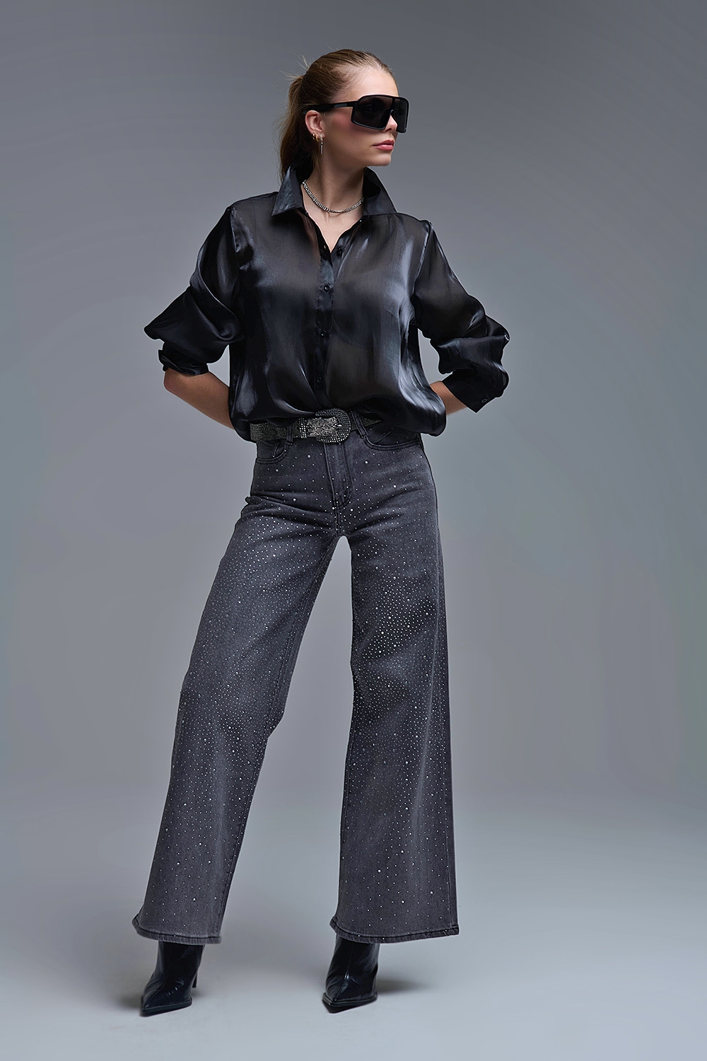 Elegante camisa negra de seda satinada