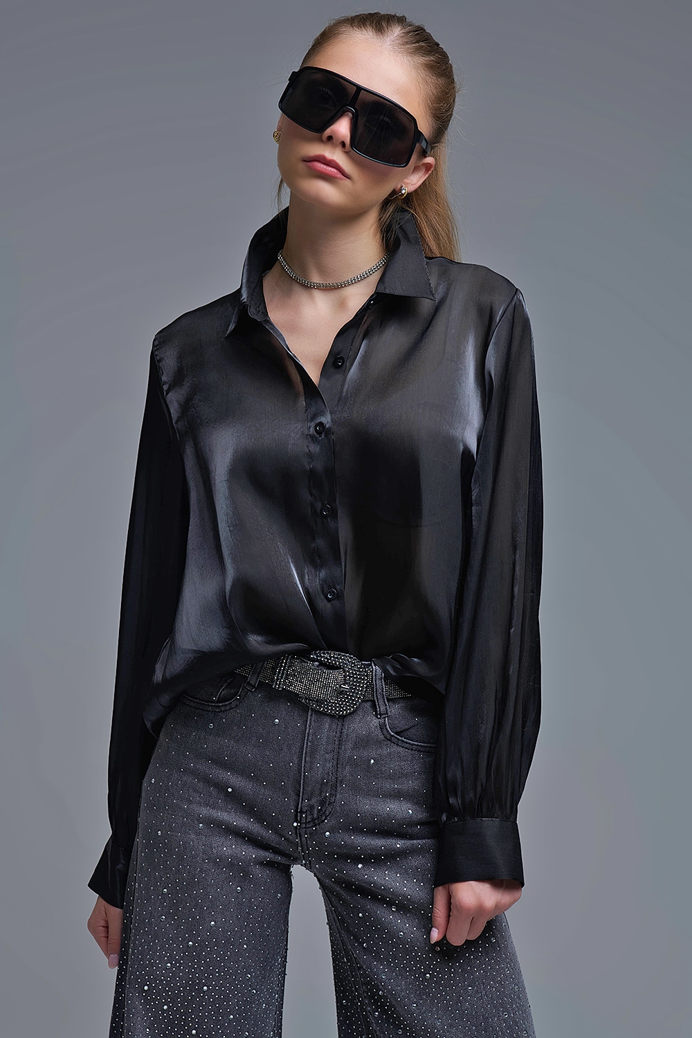 Elegante camisa negra de seda satinada