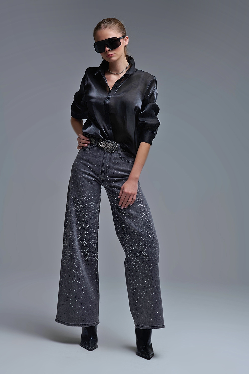 Elegante camisa negra de seda satinada