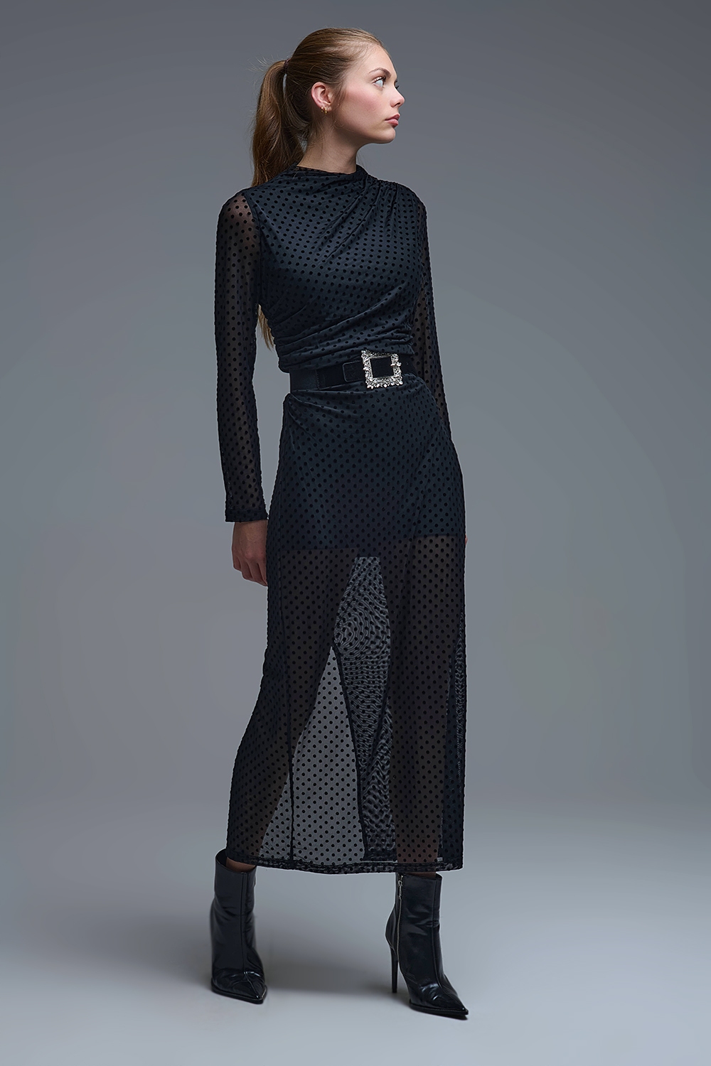 Elegante vestido negro de lunares transparentes