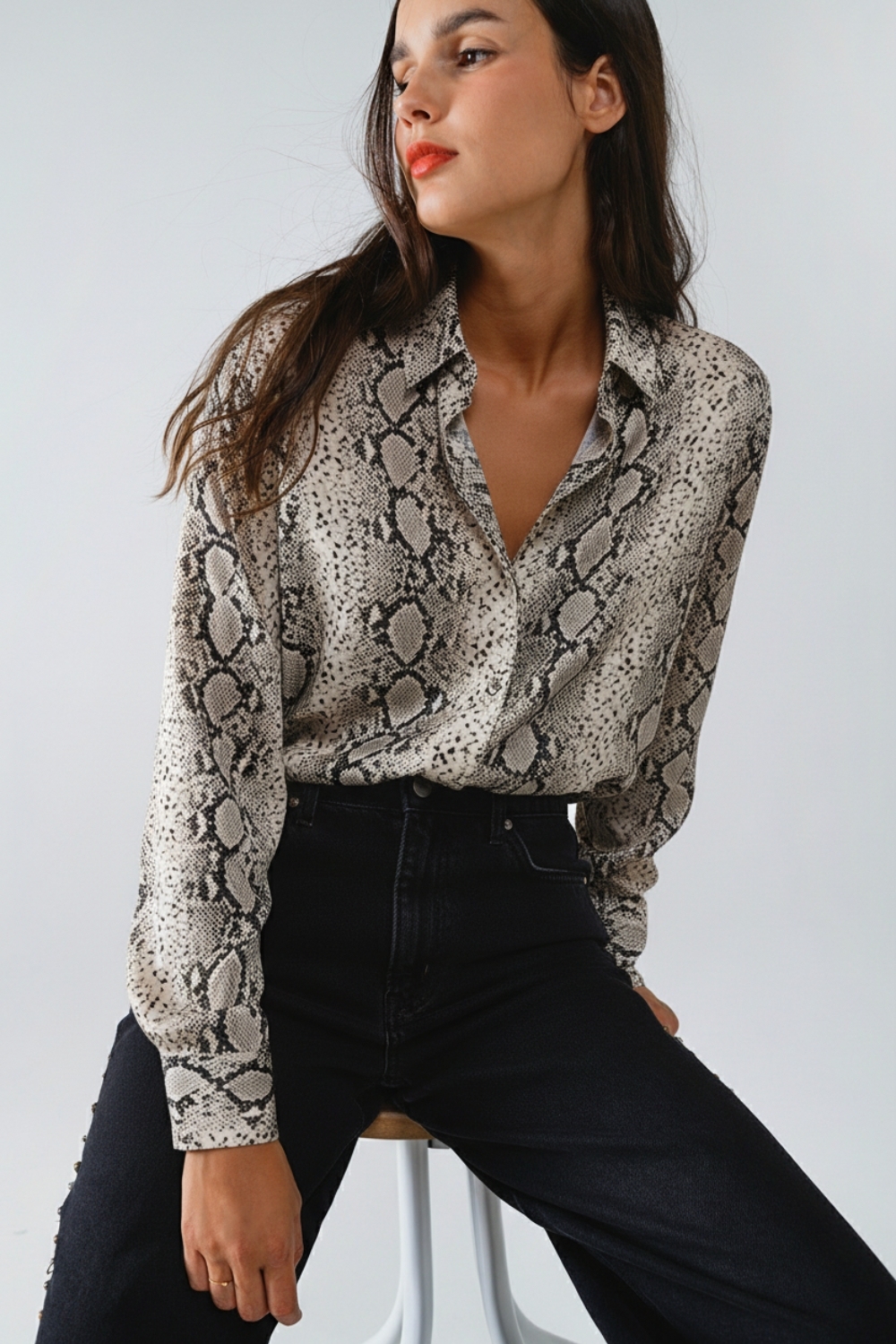 Camisa relajada con estampado de serpiente en gris