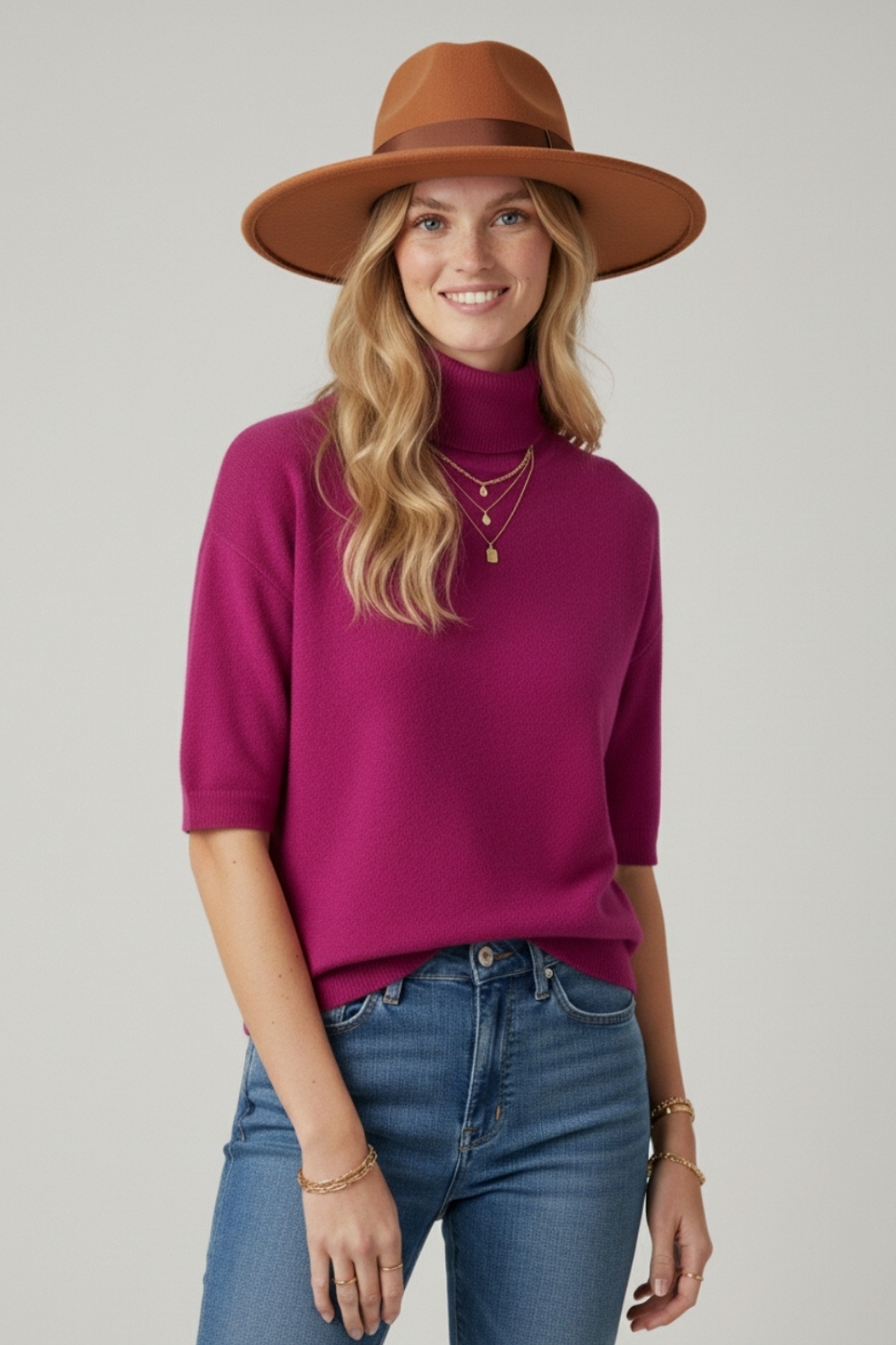 Jersey de punto fino en color fucsia con cuello alto y mangas al codo Jersey de punto fino en color fucsia con cuello alto y mangas al codo