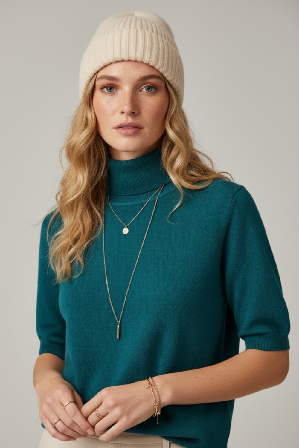 Jersey de punto fino en verde con cuello alto y mangas al codo Jersey de punto fino en verde con cuello alto y mangas al codo