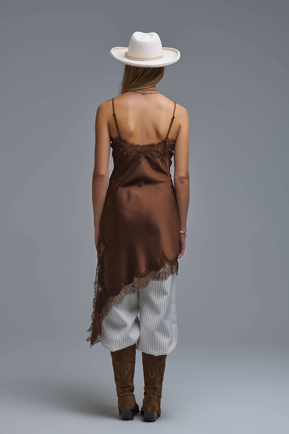 Vestido asim&eacute;trico de sat&eacute;n y encaje marr&oacute;n