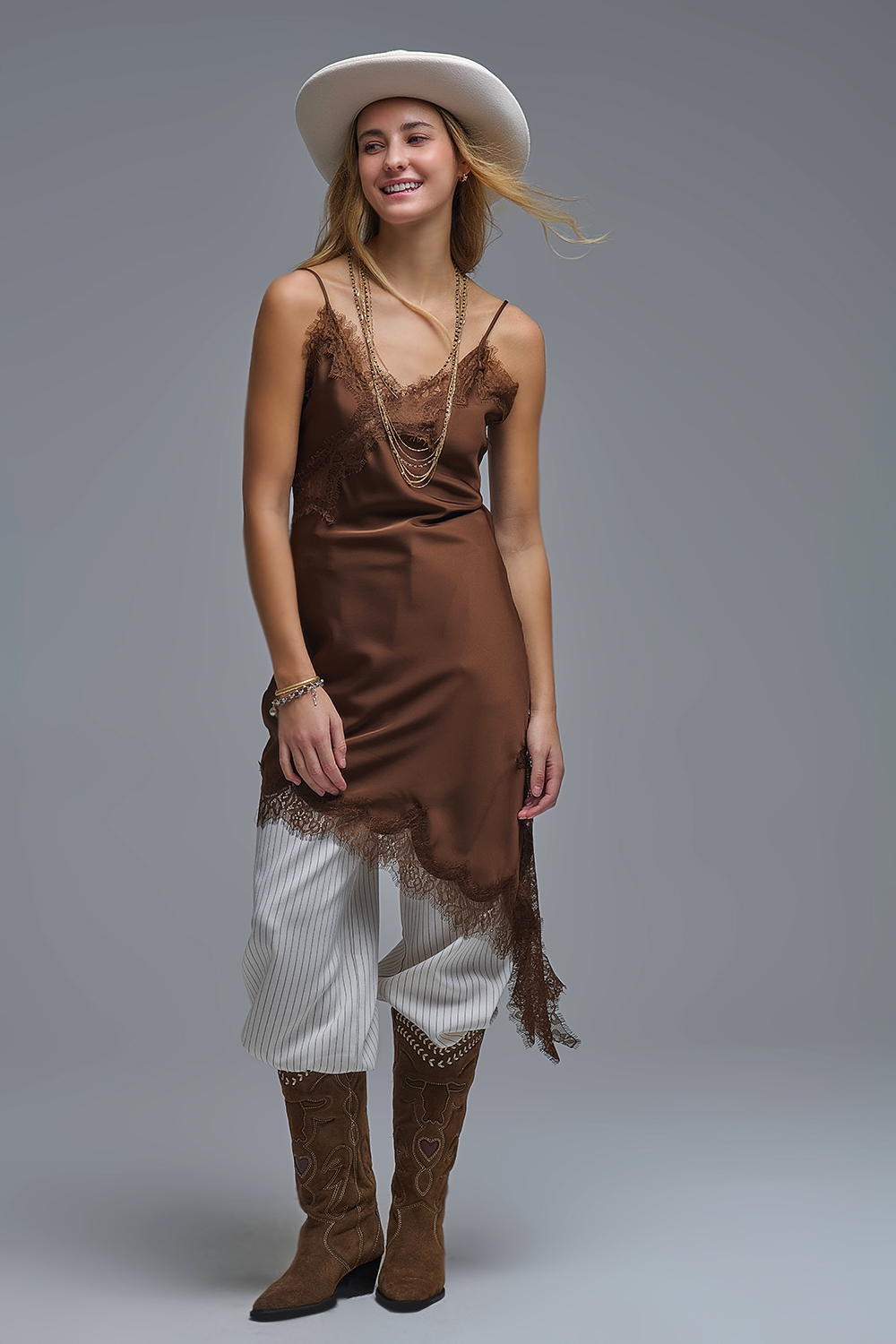Vestido asim&eacute;trico de sat&eacute;n y encaje marr&oacute;n