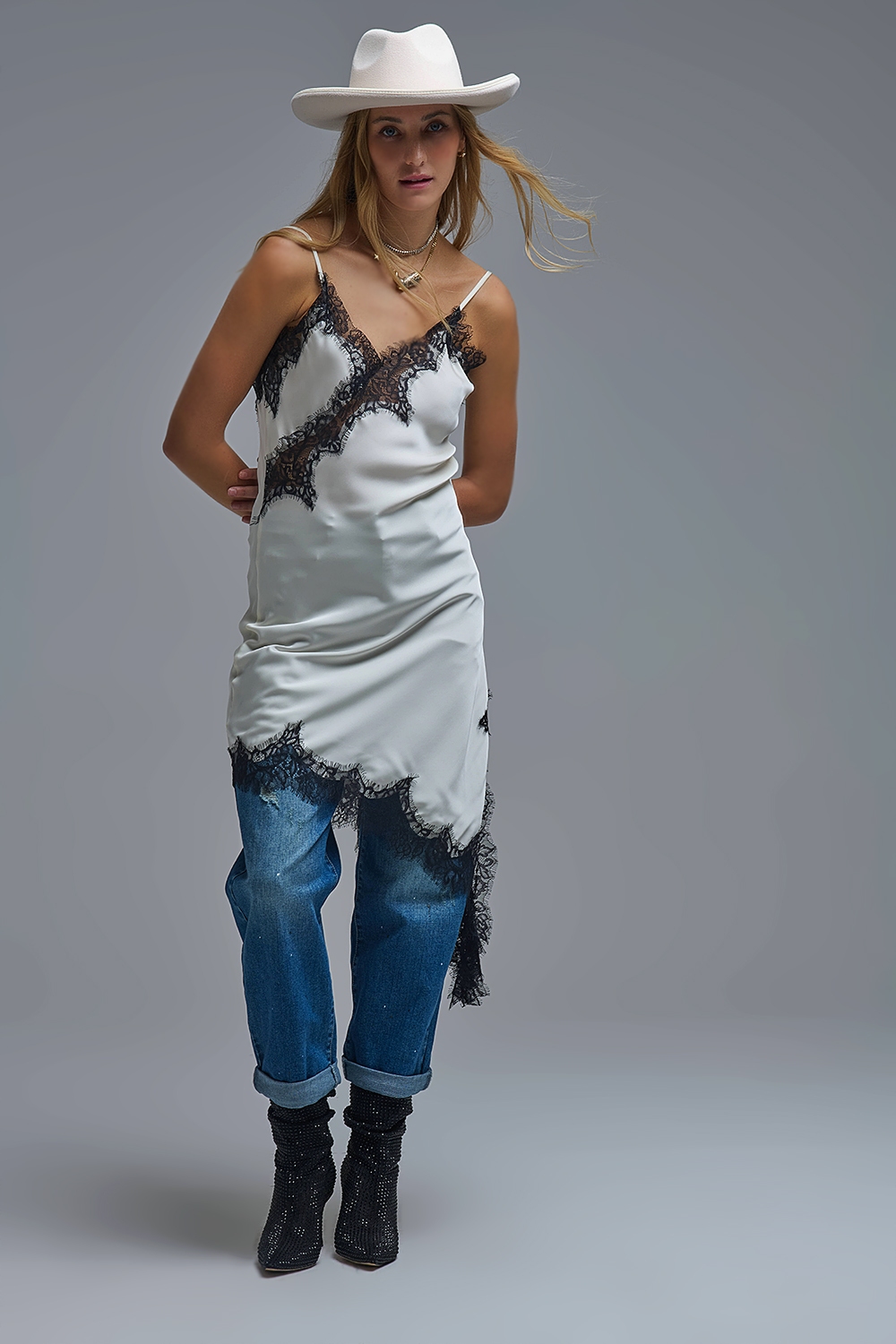 Elegante Vestido Asim&eacute;trico de Encaje de Raso Blanco